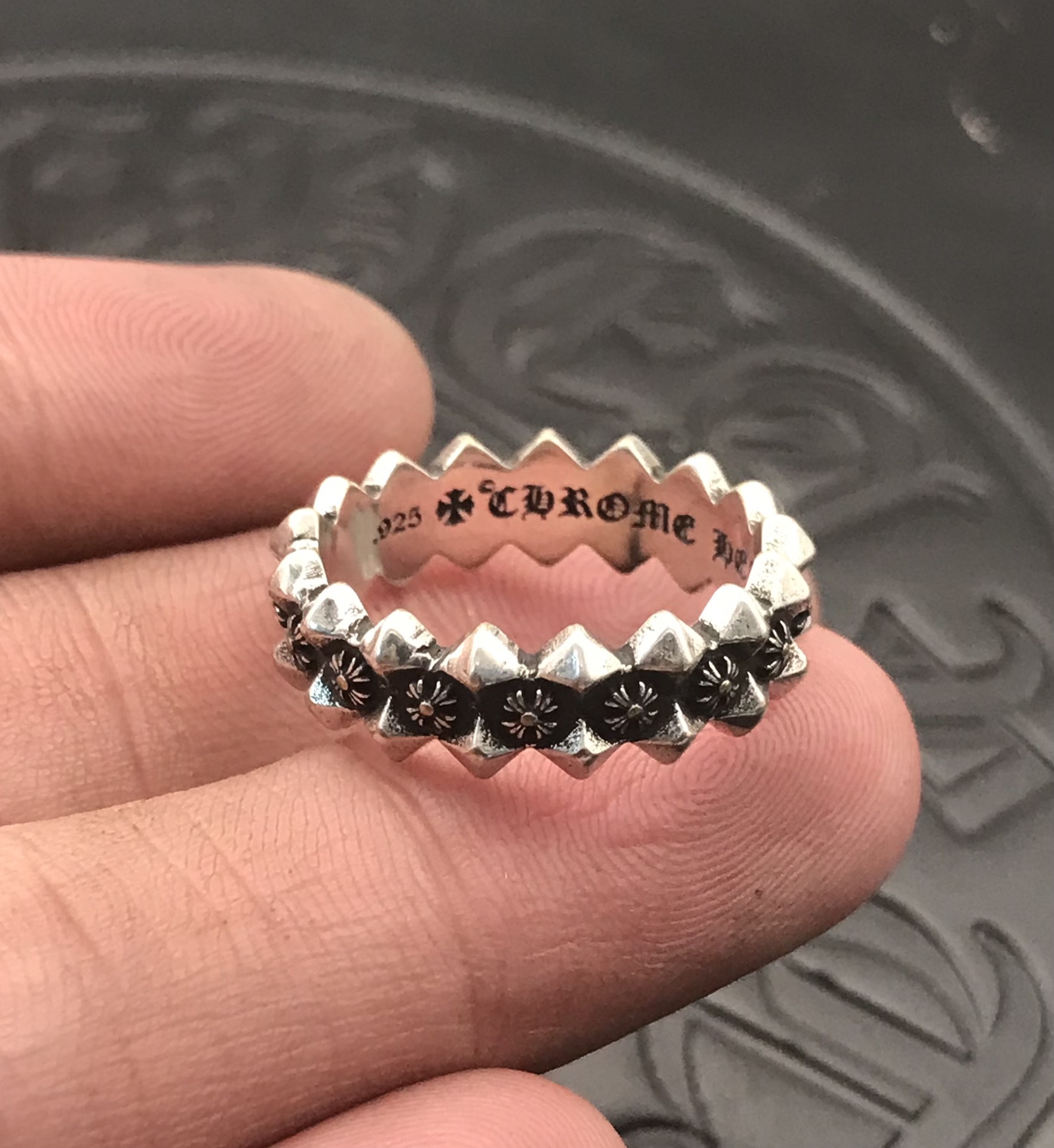 Chrome Hearts 高版本克罗心铆钉十字花戒指