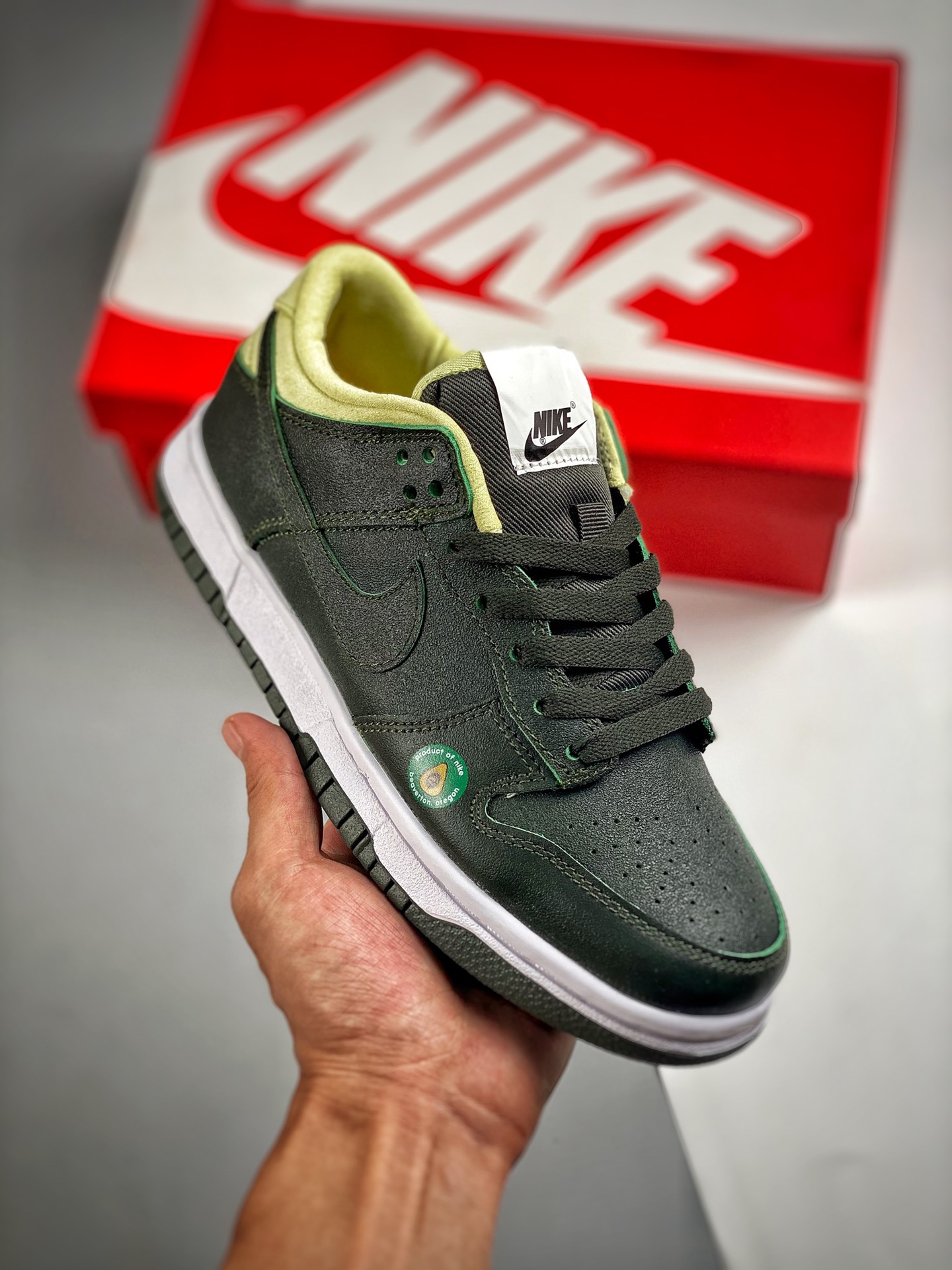 -4 NK Dunk Low "Aguacate" Todo el zapato está cubierto con material de cuero verde oscuro, que hace eco del color de la…