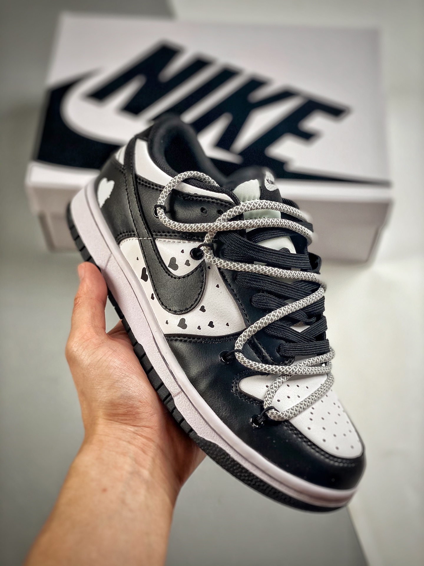 -2 xNike Dunk Low EMB "Chicago" Zapatillas de skate de caña baja con cordones deconstruidos. Familiar pero con un toque…