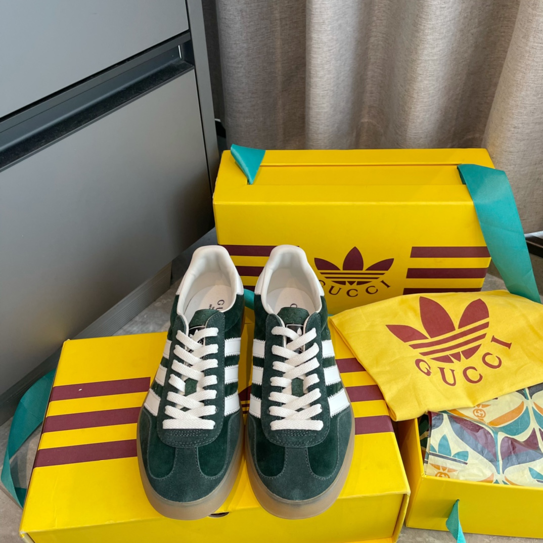 Gucci Adidas collaboration sneakers en daim vert avec bandes blanches et semelle en caoutchouc