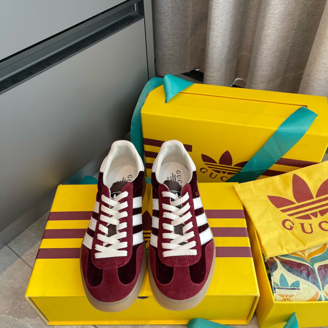 GUCCI Adidas collaboration sneakers bordeaux en daim à trois bandes
