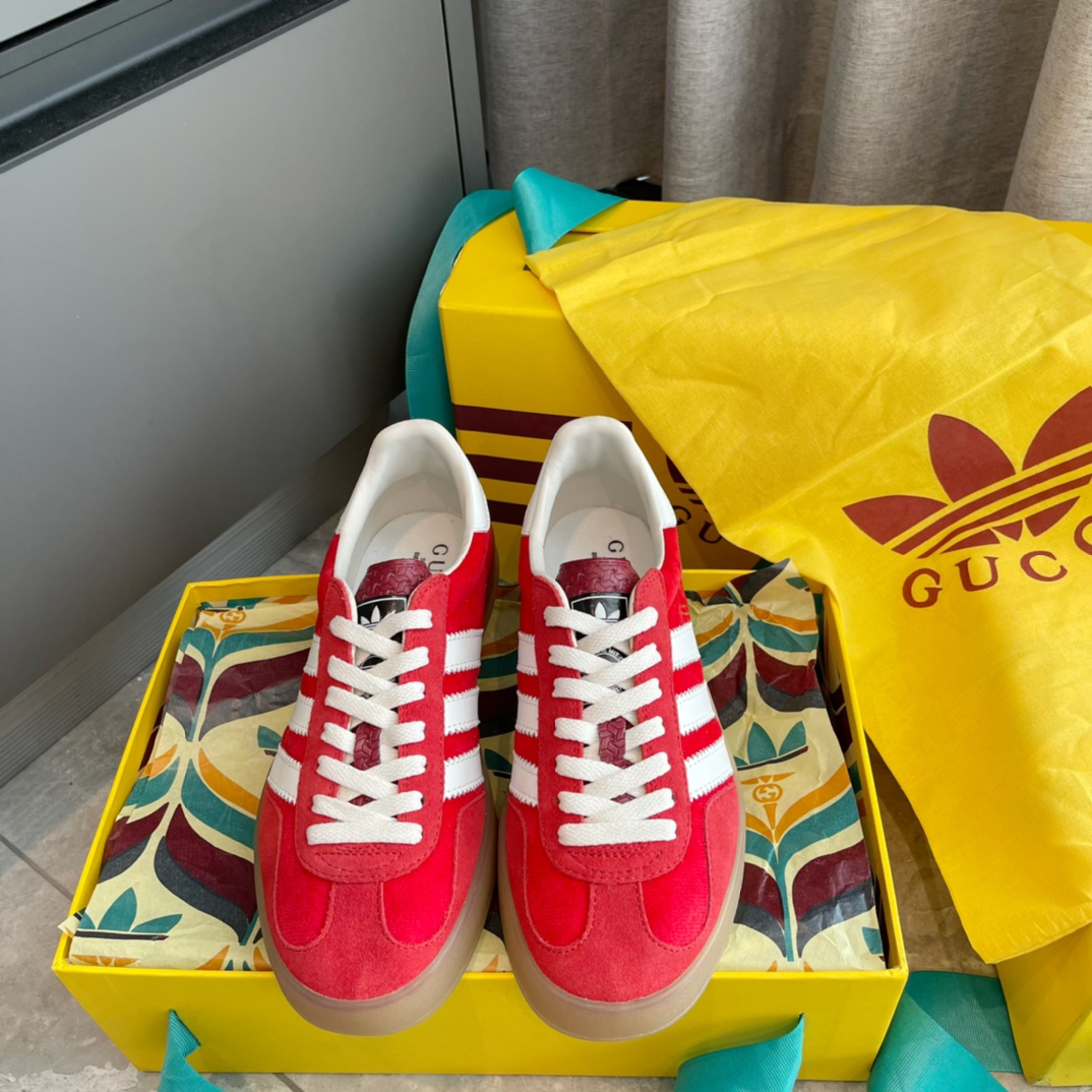 Gucci Adidas collaboration sneakers German Army Trainer rouge en daim et cuir avec trois bandes