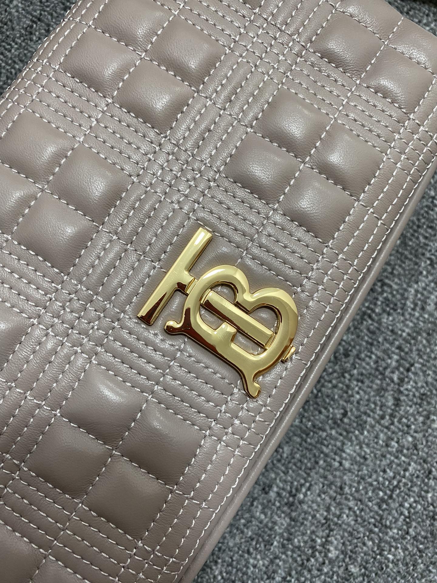 Burberry巴宝莉意大利鞣制羔羊皮Lola – 萝纳包