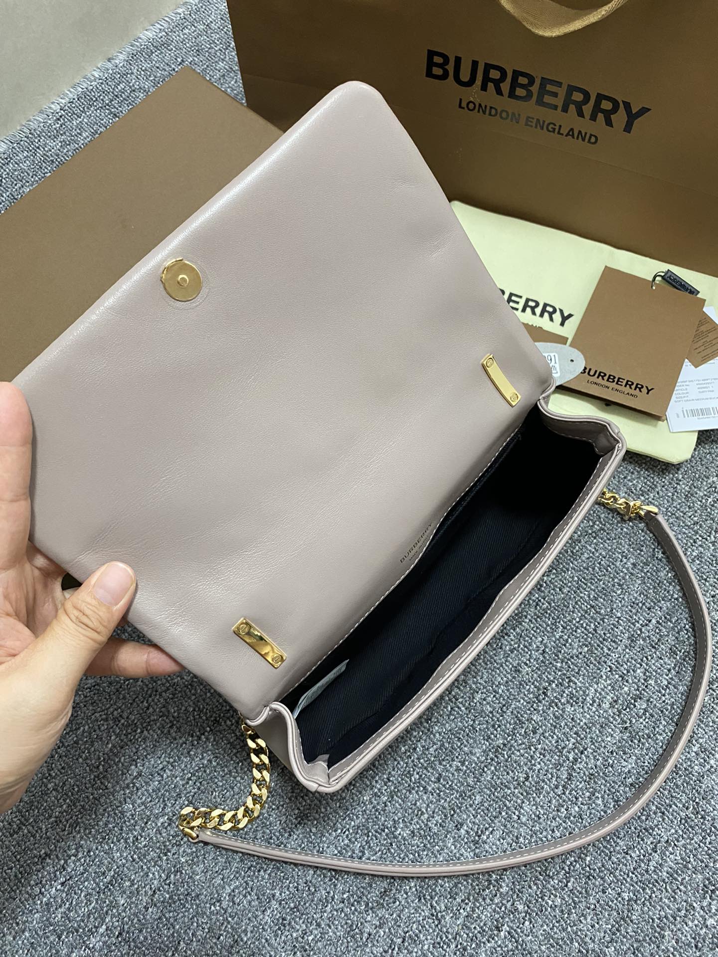 Burberry巴宝莉意大利鞣制羔羊皮Lola – 萝纳包