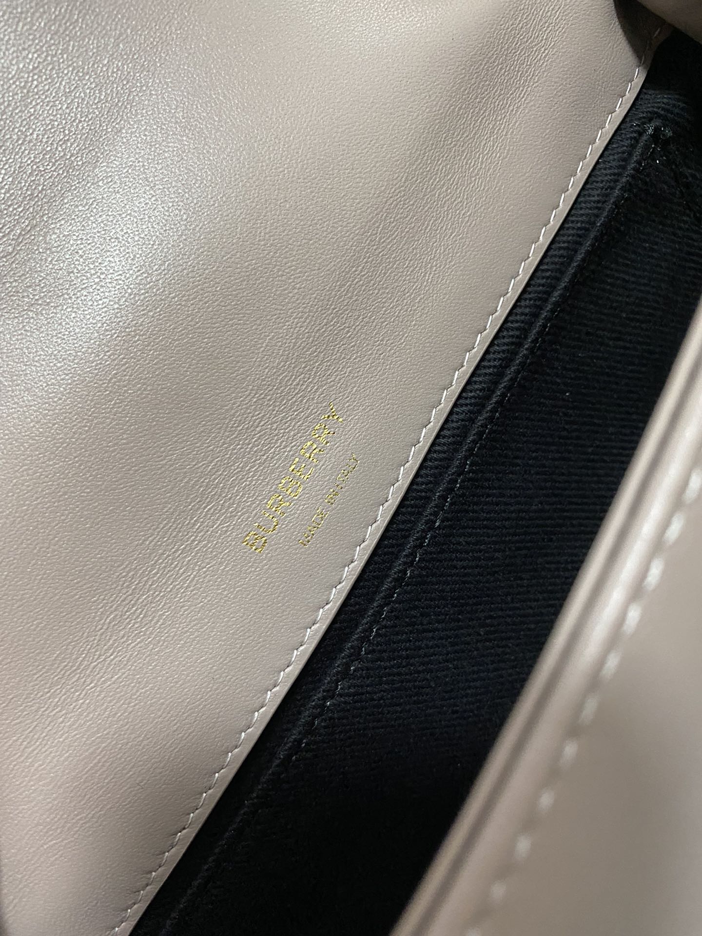 Burberry巴宝莉意大利鞣制羔羊皮Lola – 萝纳包