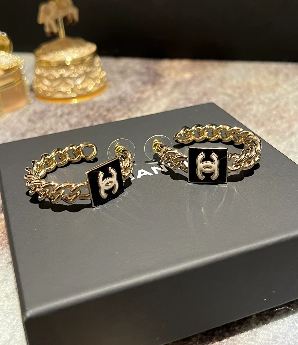 NO:104012,Earring Ch@nel square ring earrings The design and square shape of the chain ring ring are spliced, classic CC inlays and embellishments, black and white enamel finish, elegant and fashionable, brass material is equivalent to authentic, Chanel earrings, chanel, earrings19860909耳圈Ch@nel方块圈耳环 链条圈环的设计与方块造型拼接,经典CC镶嵌其间点缀,黑白珐琅饰面,气质大方又时髦洋气,黄铜材质 等同正品,香奈儿耳钉,chanel,earrings,Jewelry