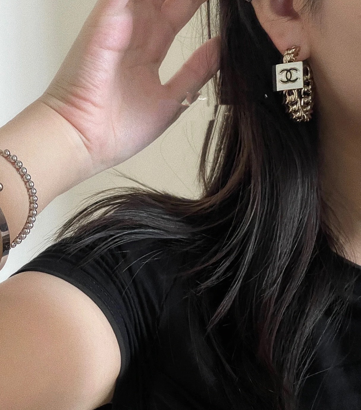 NO:104025,Ch@nel square ring earrings The design and square shape of the chain ring ring are spliced, classic CC inlays and embellishments, black and white enamel finish, elegant and fashionable, brass material is equivalent to authentic, Chanel earrings, chanel, earrings19860909Ch@nel方块圈耳环 链条圈环的设计与方块造型拼接,经典CC镶嵌其间点缀,黑白珐琅饰面,气质大方又时髦洋气,黄铜材质 等同正品,香奈儿耳钉,chanel,earrings,Jewelry