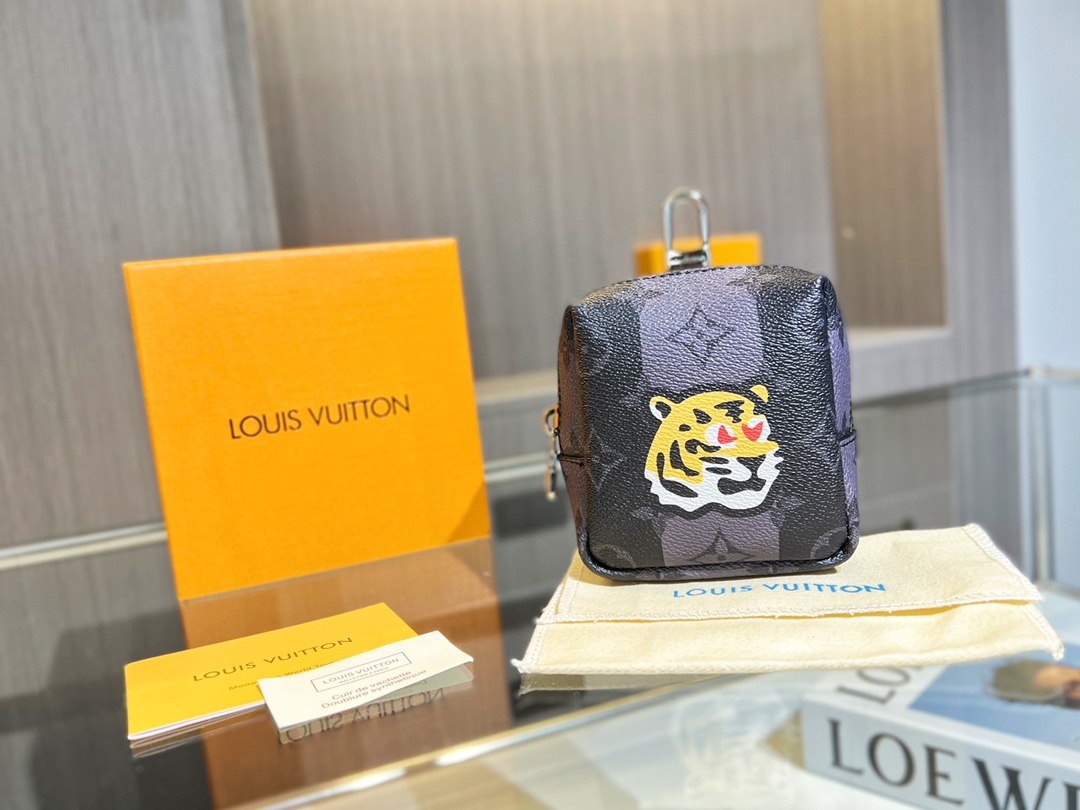 Louis Vuitton Bolsos de embrague Pu Pouch