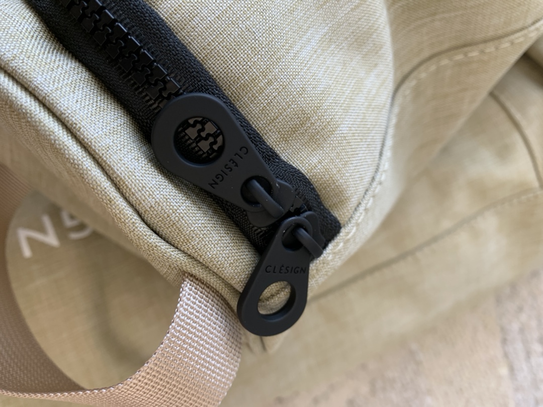 An outdoor-ready yoga carry bag featuring signature logo-engraved zipper - Comprehensive 9