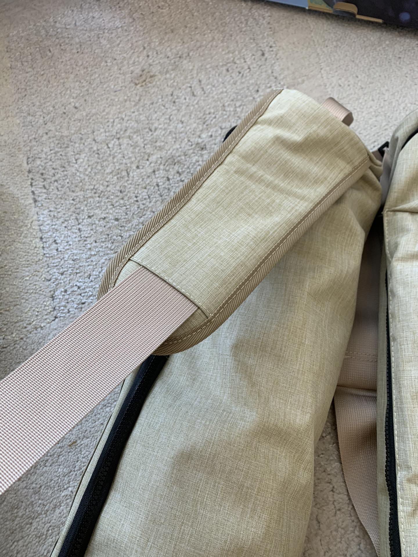 An outdoor-ready yoga carry bag featuring signature logo-engraved zipper - Comprehensive 8