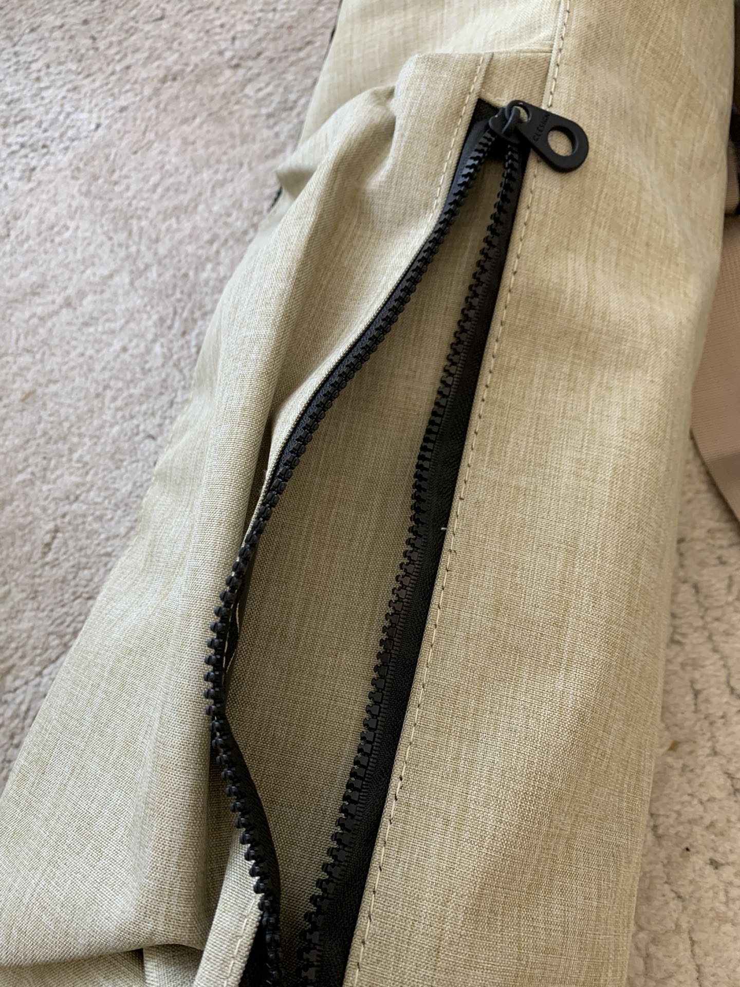 An outdoor-ready yoga carry bag featuring signature logo-engraved zipper - Comprehensive 4