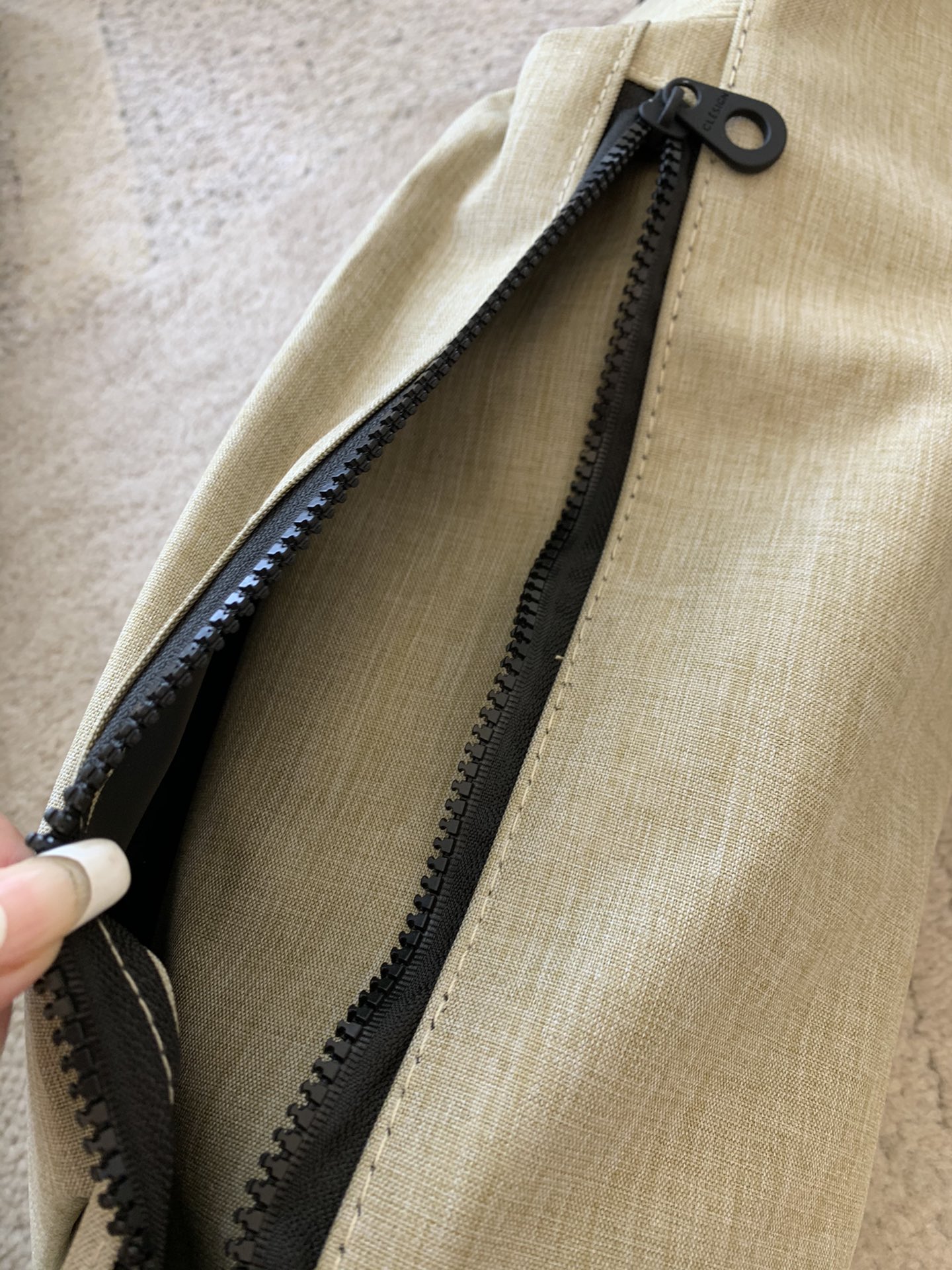 An outdoor-ready yoga carry bag featuring signature logo-engraved zipper - Comprehensive 5