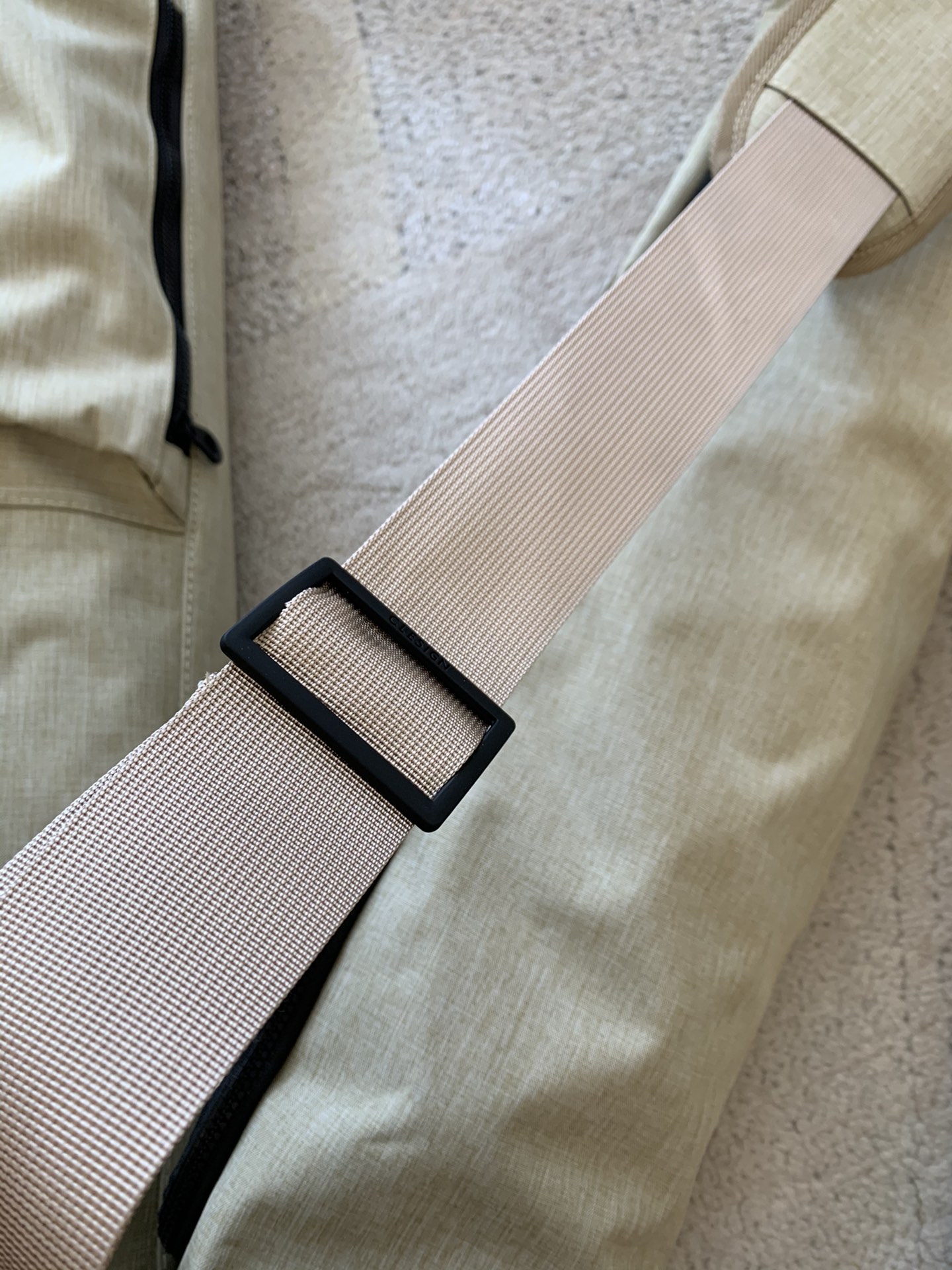 An outdoor-ready yoga carry bag featuring signature logo-engraved zipper - Comprehensive 6