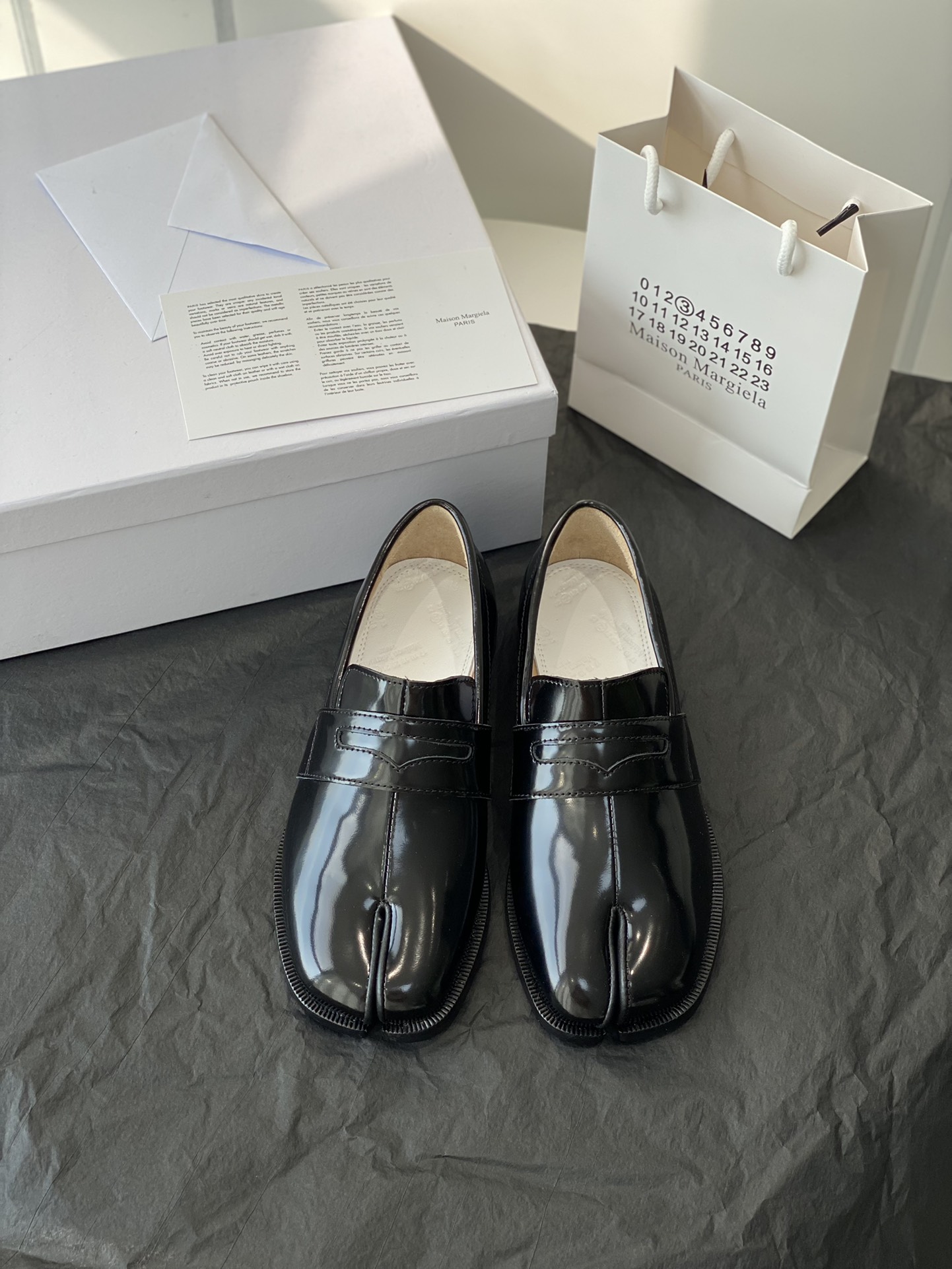 NO:164899,Women's model, men's model, no return or exchange, white beads, no return or exchange, high-quality quality!  Maison Margiela MM6-point toe shoes Tabi is made of vegetable-tanned sheepskin!  Welcome to compare the real original outsole!  Couple size Size: 35-45, split-toe shoes,masion margiela,sheepskin19860909女款 男款定做不退换 白色开边珠定做不退换 高定品质！Maison Margiela MM6分趾鞋 Tabi 意产植鞣羊皮！ 欢迎对比 真正的原版大底！ 情侣码数 Size:35-45,分趾鞋,masion margiela,sheepskin,Women's Shoes