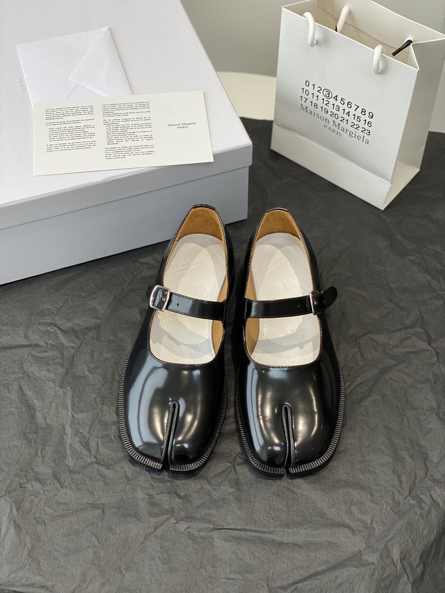 NO:164907,High quality!  Maison Margiela MM6-point toe shoes Tabi is made of vegetable-tanned sheepskin!  Welcome to compare the real original outsole!  Size:35-39 40.41 fixed, split-toe shoes,masion margiela,sheepskin19860909高定品质！Maison Margiela MM6分趾鞋 Tabi 意产植鞣羊皮！ 欢迎对比 真正的原版大底！ Size:35-39 40.41定,分趾鞋,masion margiela,sheepskin,Women's Shoes