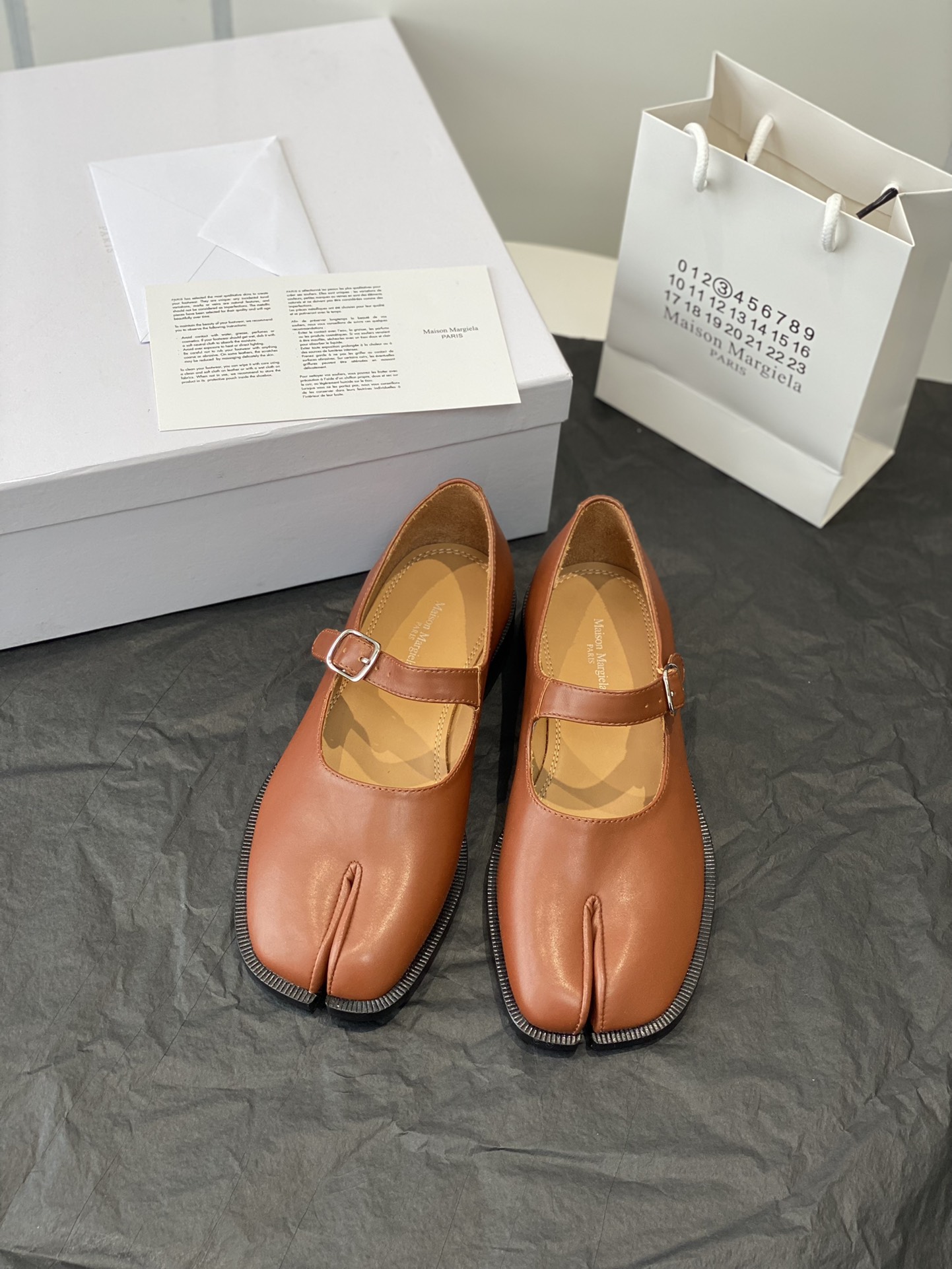 NO:164905,Brown color is not returned and exchanges with high-quality quality!  Maison Margiela MM6-point toe shoes Tabi is made of vegetable-tanned sheepskin!  Welcome to compare the real original outsole!  Size:35-39 40.41 fixed, split-toe shoes,masion margiela,sheepskin19860909棕色定不退换高定品质！Maison Margiela MM6分趾鞋 Tabi 意产植鞣羊皮！ 欢迎对比 真正的原版大底！ Size:35-39 40.41定,分趾鞋,masion margiela,sheepskin,Women's Shoes