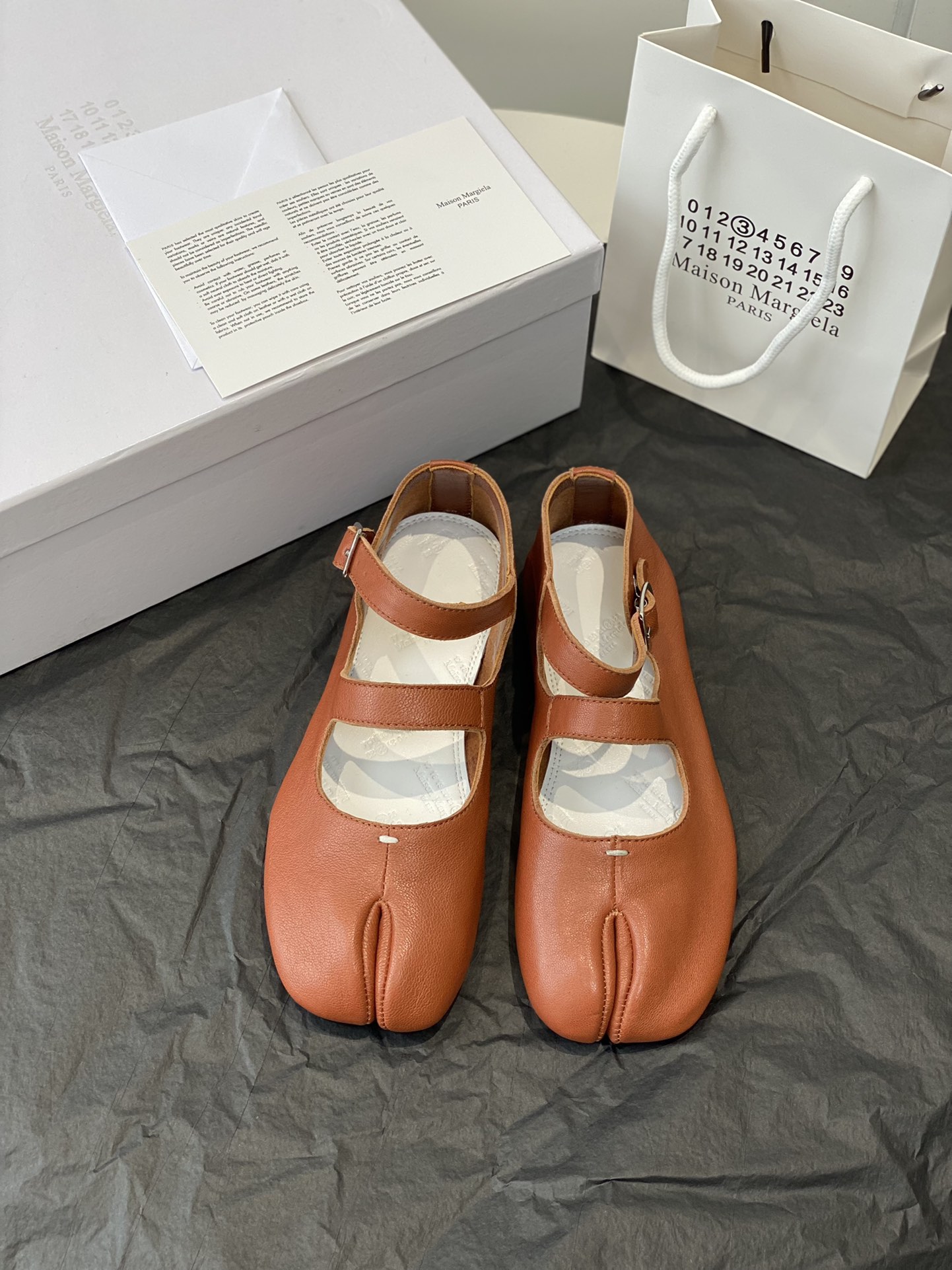 NO:164892,High quality!  Maison Margiela MM6-point toe shoes Tabi is made of vegetable-tanned sheepskin!  Welcome to compare the real original outsole!  Size:35-39 40 fixed, split-toe shoes,masion margiela,sheepskin19860909高定品质！Maison Margiela MM6分趾鞋 Tabi 意产植鞣羊皮！ 欢迎对比 真正的原版大底！ Size:35-39 40定,分趾鞋,masion margiela,sheepskin,Women's Shoes