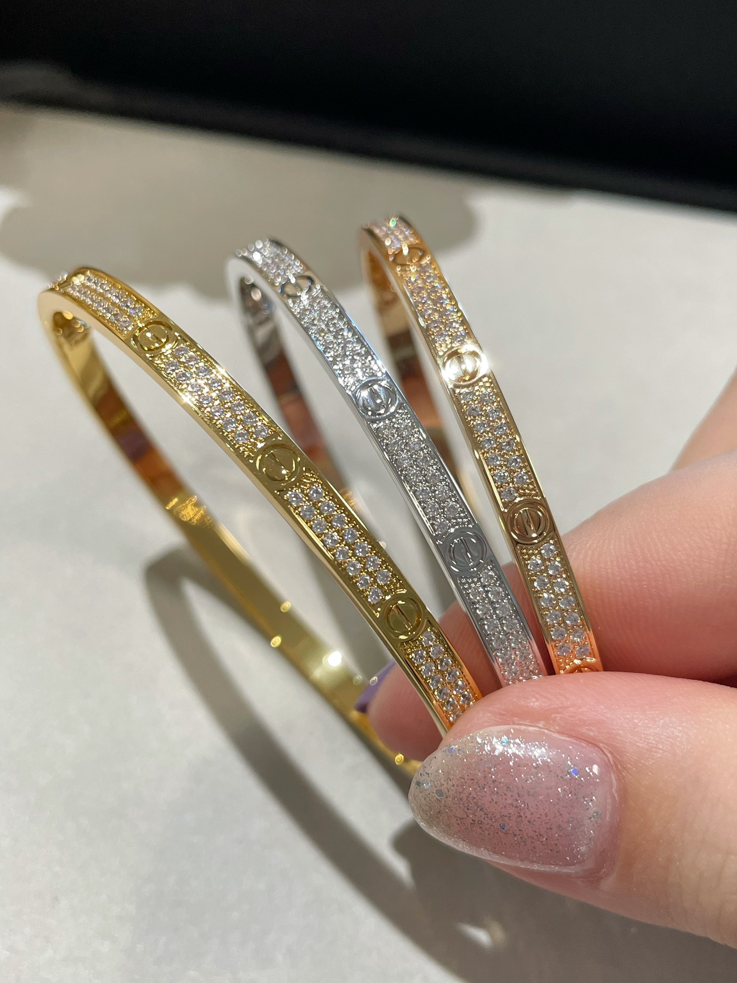 Cartier Juste un Clou bracelet en V gold, simple et personnalisé, à porter en superposition - qualité supérieure