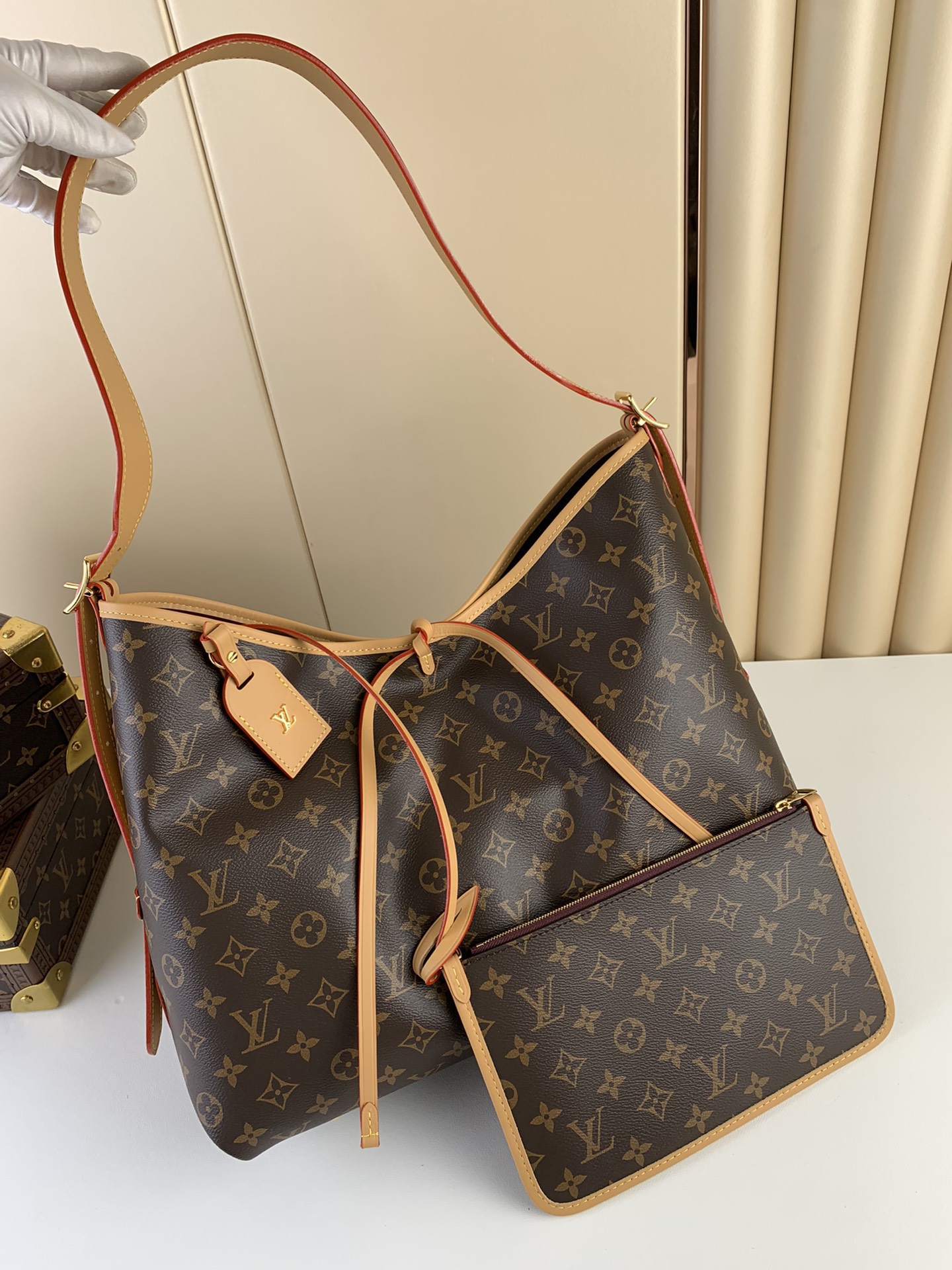 【CARRYALL mm 手袋】M46197 老花

中古灵感源自档案馆的复古细节，尤其值得称道的莫过于