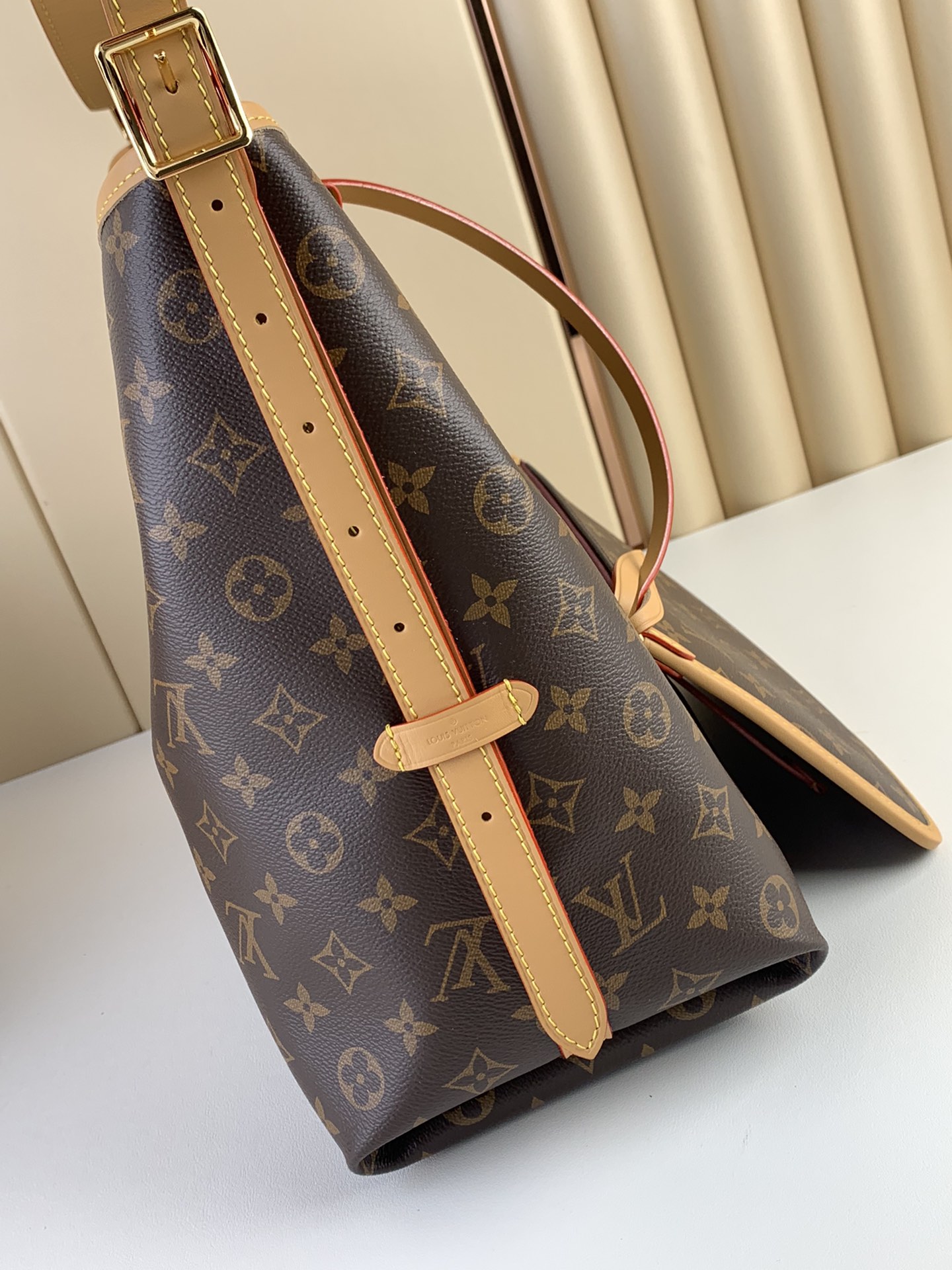 【CARRYALL mm 手袋】M46197 老花

中古灵感源自档案馆的复古细节，尤其值得称道的莫过于
