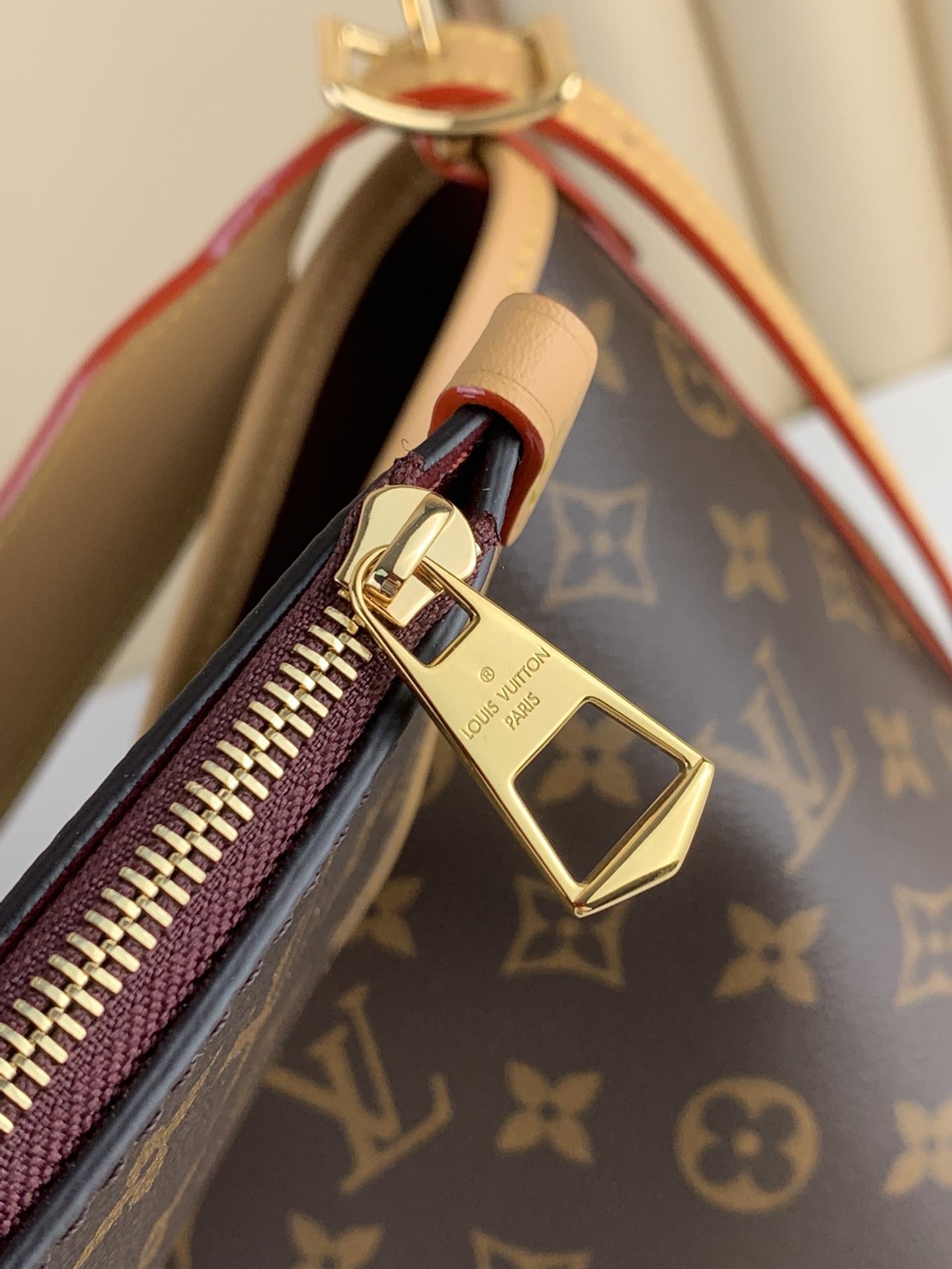 【CARRYALL mm 手袋】M46197 老花

中古灵感源自档案馆的复古细节，尤其值得称道的莫过于