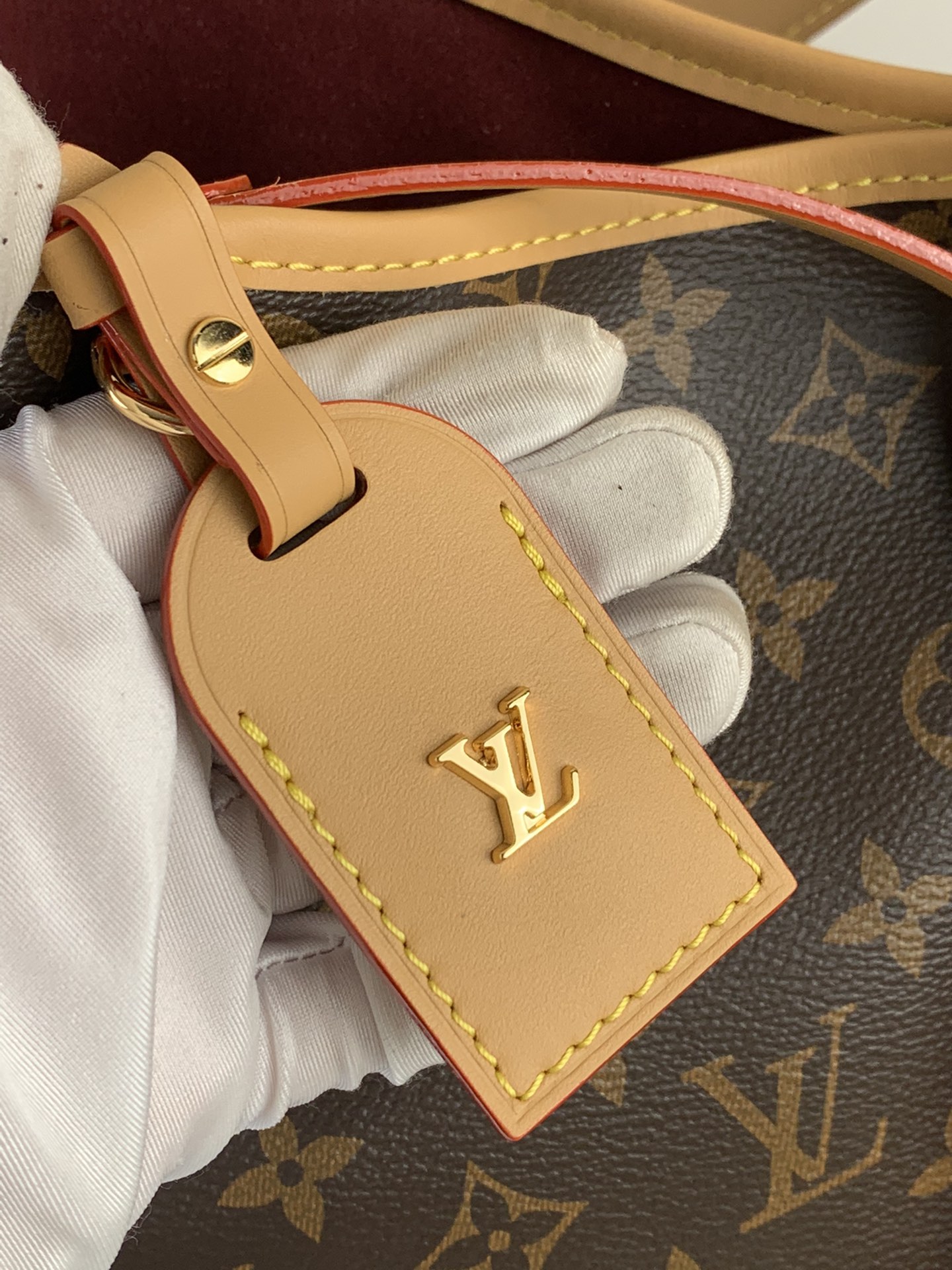 【CARRYALL mm 手袋】M46197 老花

中古灵感源自档案馆的复古细节，尤其值得称道的莫过于