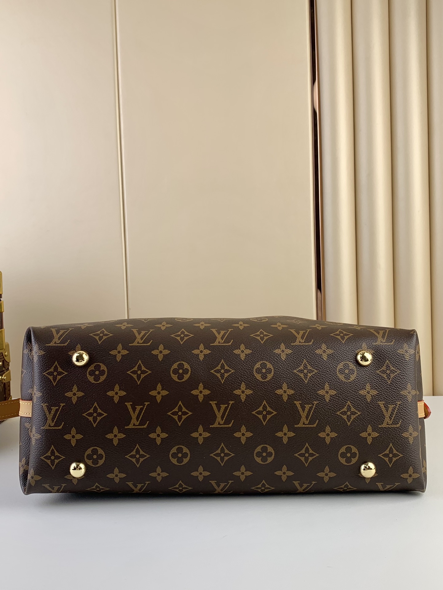 【CARRYALL mm 手袋】M46197 老花

中古灵感源自档案馆的复古细节，尤其值得称道的莫过于