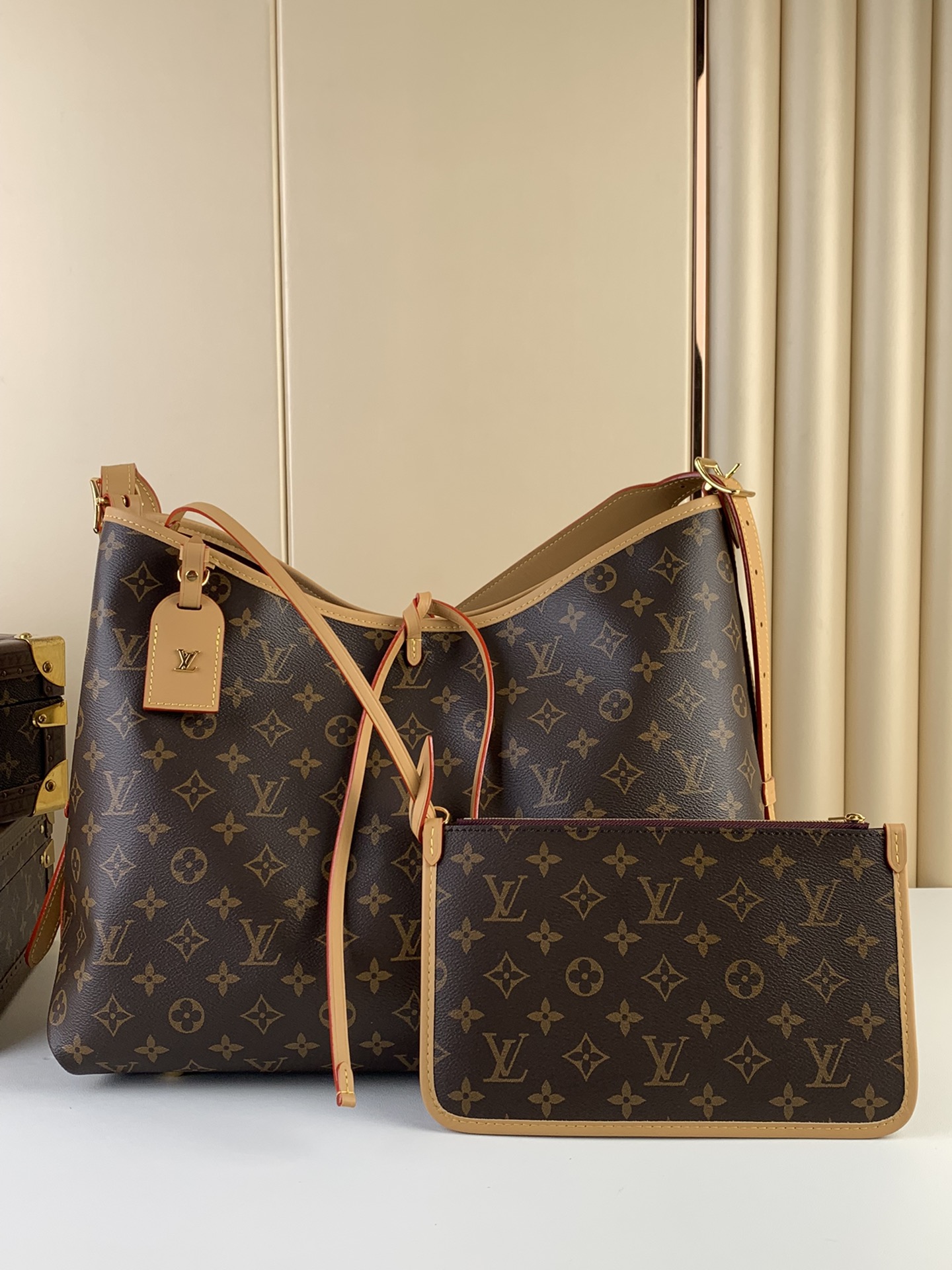 【CARRYALL mm 手袋】M46197 老花

中古灵感源自档案馆的复古细节，尤其值得称道的莫过于
