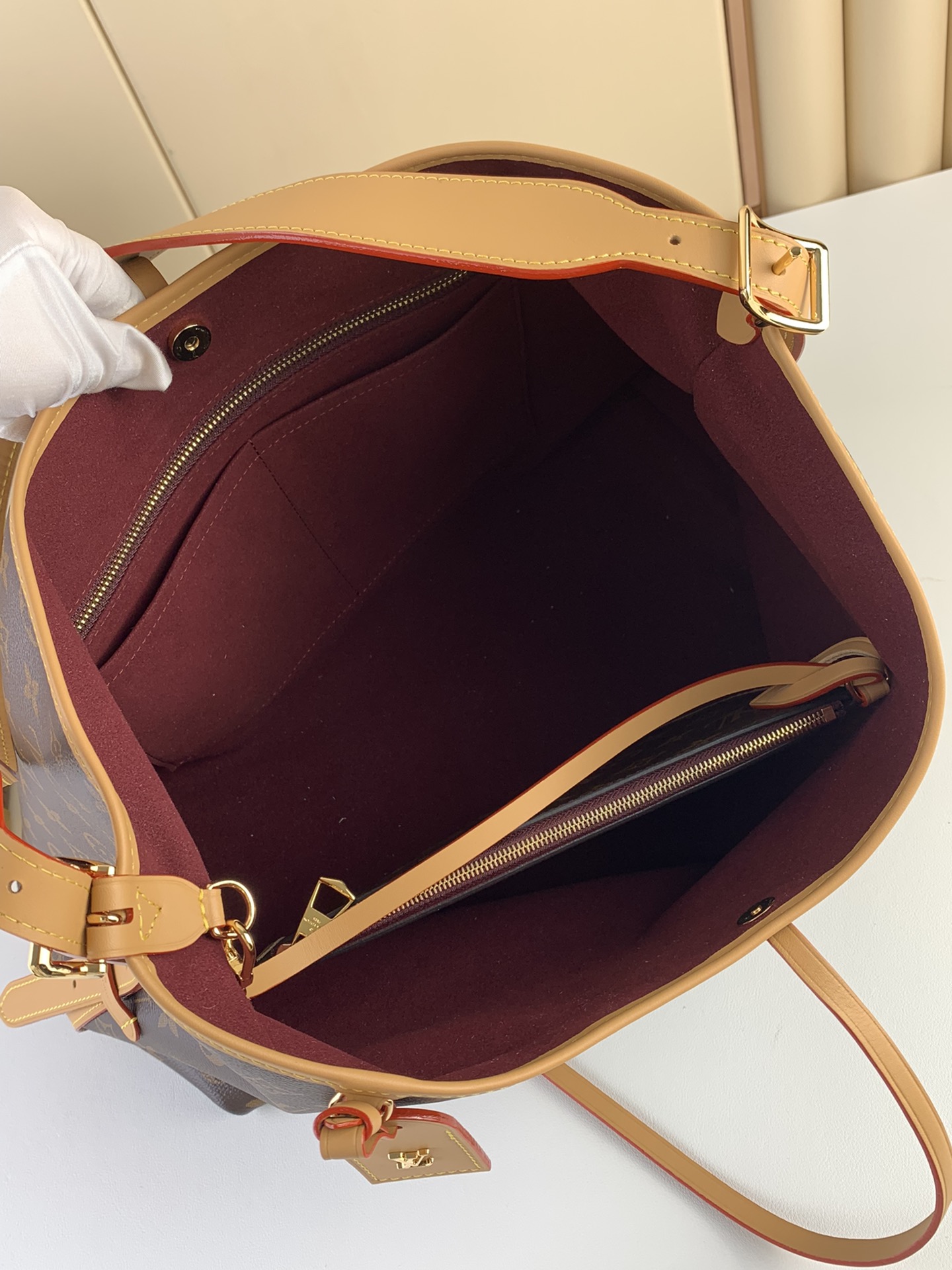 【CARRYALL mm 手袋】M46197 老花

中古灵感源自档案馆的复古细节，尤其值得称道的莫过于