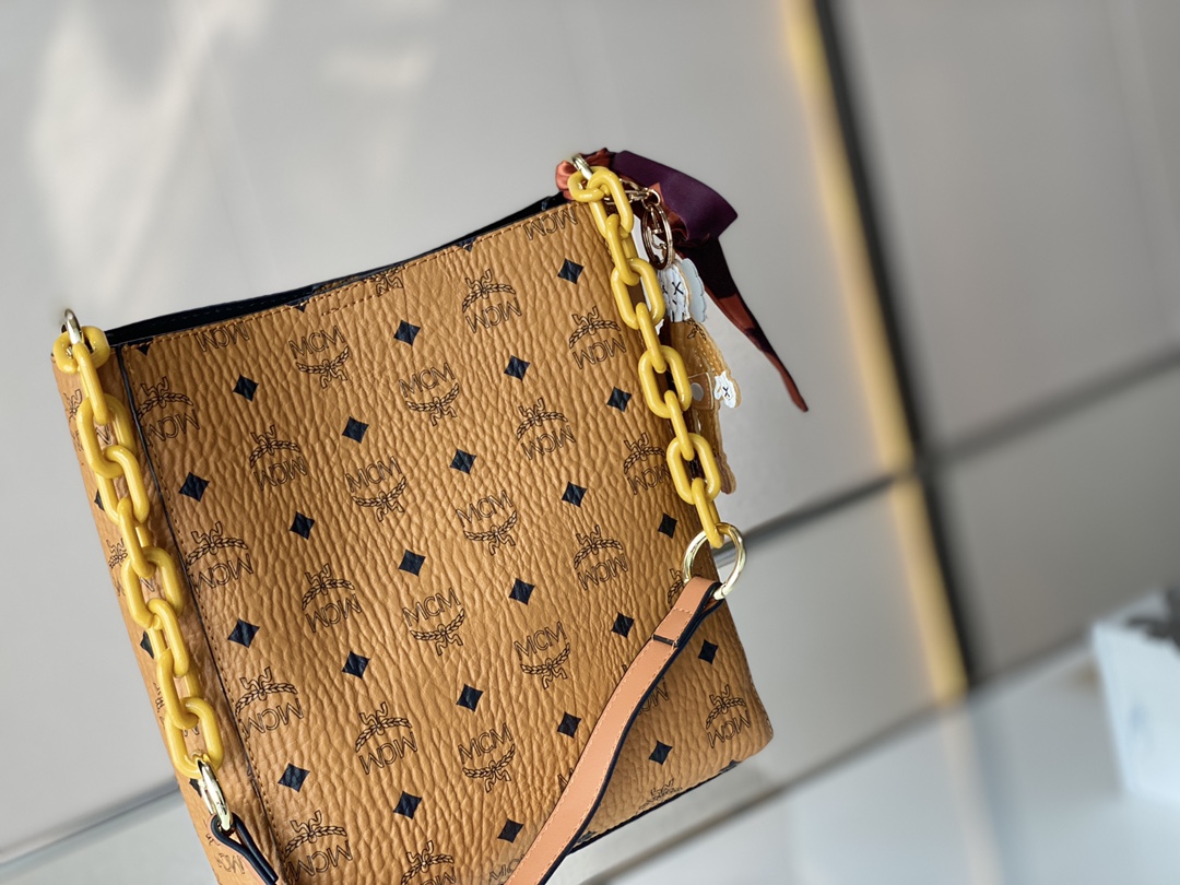 J0 Mcm 2022 购物袋 不得不说真的是超级惊艳，第一眼看见整个人都仿佛被施了魔法一样感觉，一定要拥有它特别百搭，上身效果超好，感觉会精致优雅了好几个档次简约时尚尺寸：23*26″},”imgs”:[“https://xcimg.szwego.com/20220709/i1657371172_4966_0.jpg?imageMogr2/auto-orient/thumbnail/!160x160r/quality/100/format/jpg