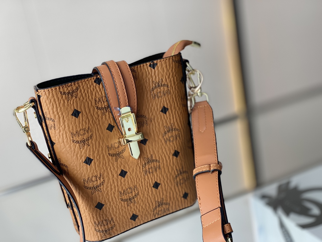 J0 2022 购物袋 不得不说真的是超级惊艳，第一眼看见整个人都仿佛被施了魔法一样感觉，一定要拥有它特别百搭，上身效果超好，感觉会精致优雅了好几个档次简约时尚尺寸：17*20