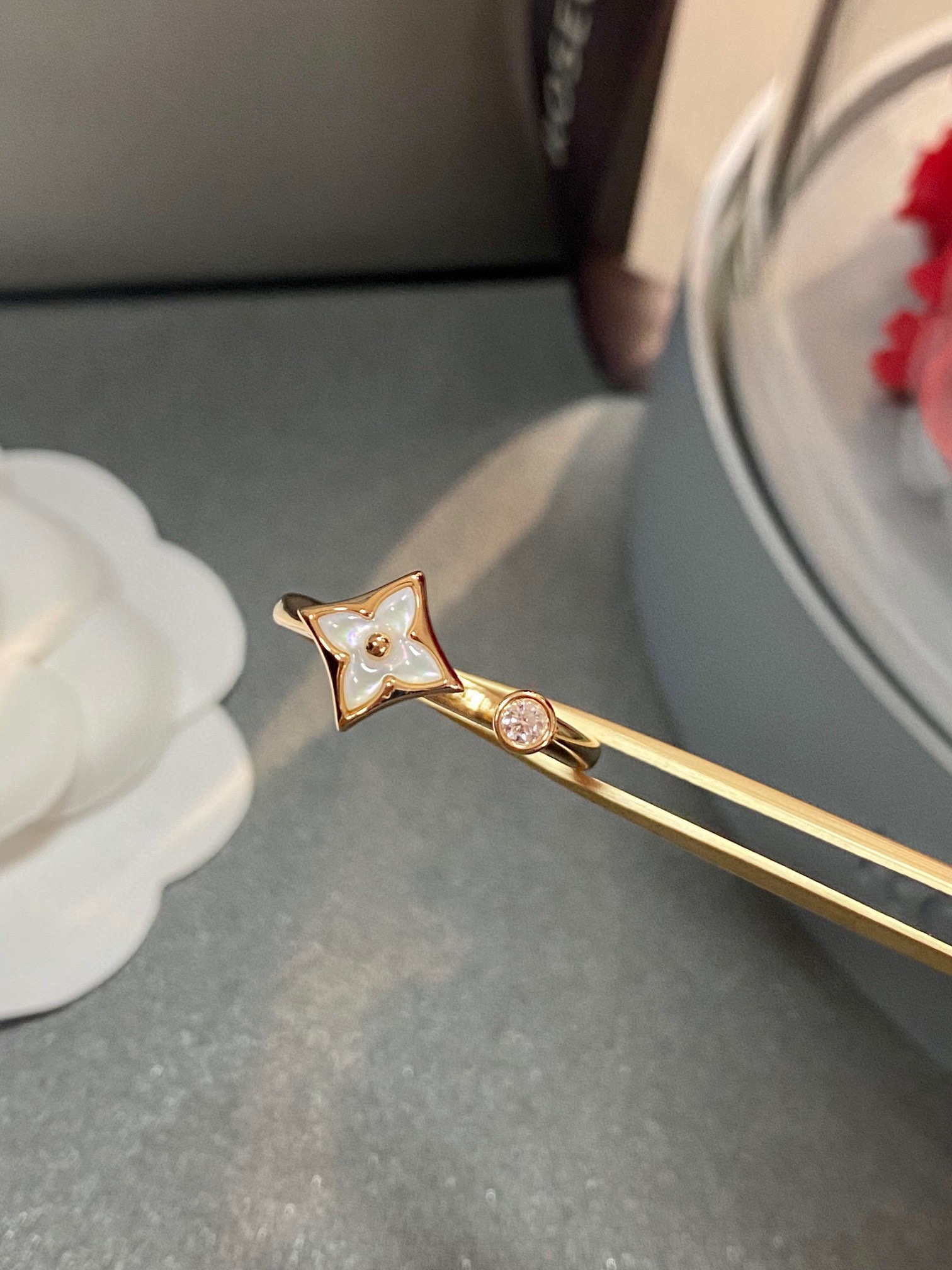 NO:102564,Lv white fritillary ring, precision engraving, electroplated gold color retention time, Lv ring, louis vuitton, ring19860909Lv白贝母戒指 精工版雕刻,电镀咪金保色时间长,Lv戒指,louis vuitton,ring,Jewelry