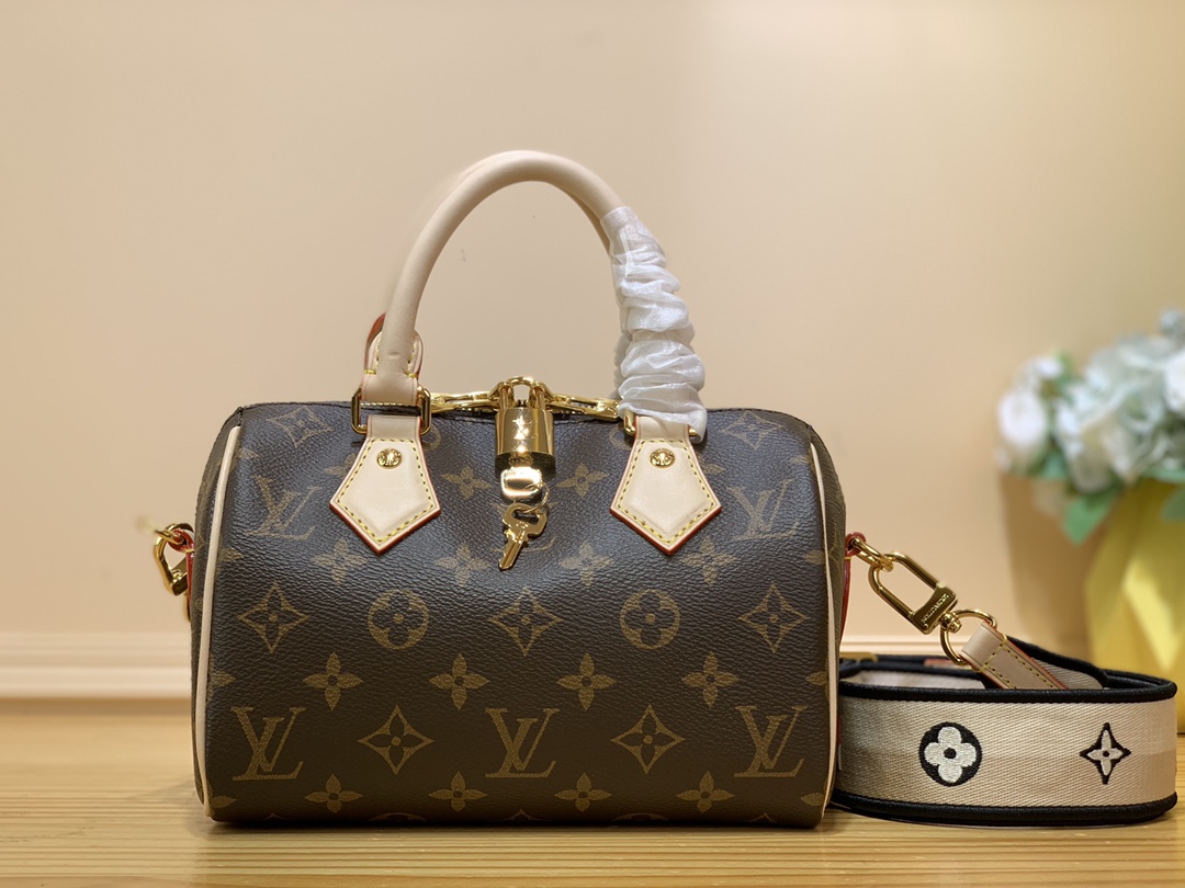 NO:812348,Adjustable shoulder strap [SEEDY BANDOULIRE 20 handbag] m46234 This Seedy Bandoulière 20 handbag is made of Monogram canvas, cow leather trim and fabric lining. It continues the classic design of Louis Vuitton's Seedy travel bag in a compact size, with rolled leather handles and a removable and adjustable fabric shoulder strap embellished with brand logo texture. Dimensions 20.5 x 13.5 x 12 cm  5817052..,,louis vuitton,cowhide19860909可调节肩带【SEEDY BANDOULIRE 20 手袋】 m46234 本款 Seedy Bandoulière 20 手袋采选 Monogram 帆布、牛皮革饰边和织物内衬,以玲珑尺寸延续路易威登 Seedy 旅行袋的经典设计,搭配轧制皮革手柄和点缀品牌标识织纹的可拆卸并可调节织物肩带.  尺寸20.5 x 13.5 x 12 厘米 5817052..,,louis vuitton,cowhide,Bag