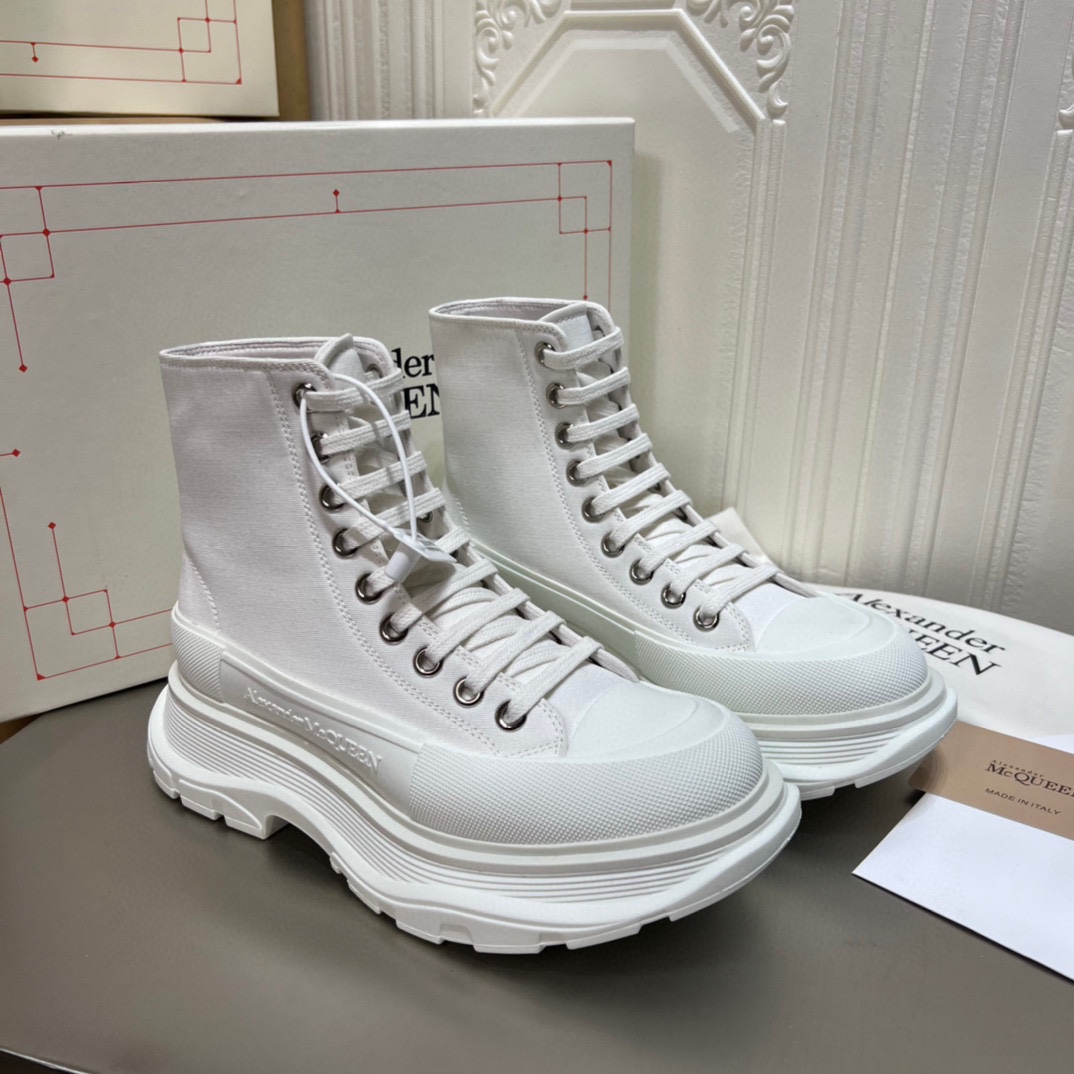 K5 高版本Mc Queen  麦昆 Alexander McQueen 情侣鞋2022ss春款首发‼️正确原版组合大底，秒杀一切市场垃圾版面。鞋子独特的个性增加十足的魅力，上脚超有风范 ⚠鞋面采用定制原版帆布。色泽温润。🔸内里垫脚采用进口山羊皮。柔韧性十足圆头的设计让脚趾得到完全的释放🥰摆脱鞋子原本的压迫感🔸大底采用原版开模，几层大底组合工艺复杂，技术要求精益。超轻超级舒适超下血本的❤️ 🔸 🔸