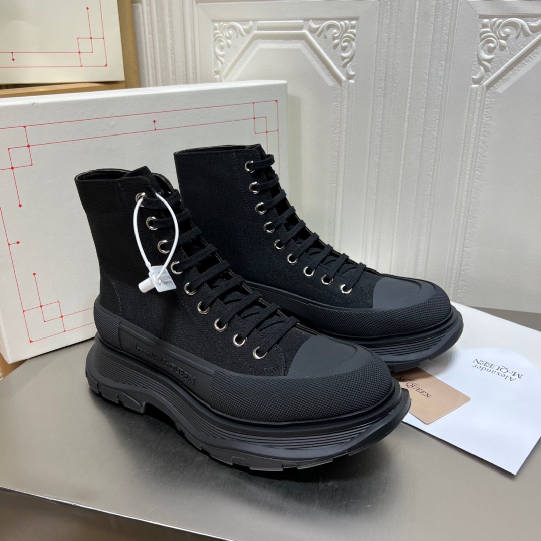 K5 高版本Mc Queen  麦昆 Alexander McQueen 情侣鞋2022ss春款首发‼️正确原版组合大底，秒杀一切市场垃圾版面。鞋子独特的个性增加十足的魅力，上脚超有风范 ⚠鞋面采用定制原版帆布。色泽温润。🔸内里垫脚采用进口山羊皮。柔韧性十足圆头的设计让脚趾得到完全的释放🥰摆脱鞋子原本的压迫感🔸大底采用原版开模，几层大底组合工艺复杂，技术要求精益。超轻超级舒适超下血本的❤️ 🔸 🔸