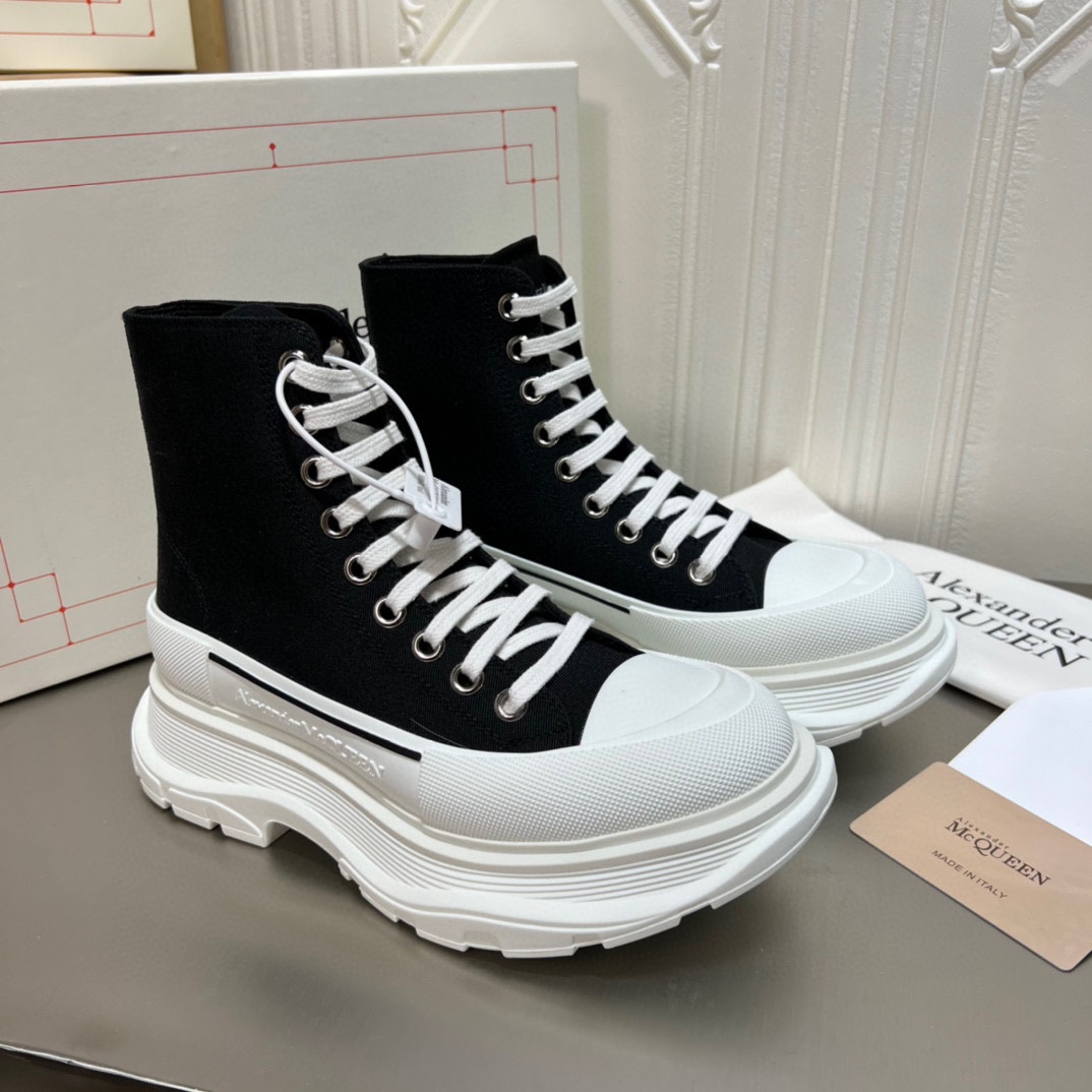 K5 高版本Mc Queen  麦昆 Alexander McQueen 情侣鞋2022ss春款首发‼️正确原版组合大底，秒杀一切市场垃圾版面。鞋子独特的个性增加十足的魅力，上脚超有风范 ⚠鞋面采用定制原版帆布。色泽温润。🔸内里垫脚采用进口山羊皮。柔韧性十足圆头的设计让脚趾得到完全的释放🥰摆脱鞋子原本的压迫感🔸大底采用原版开模，几层大底组合工艺复杂，技术要求精益。超轻超级舒适超下血本的❤️ 🔸 🔸