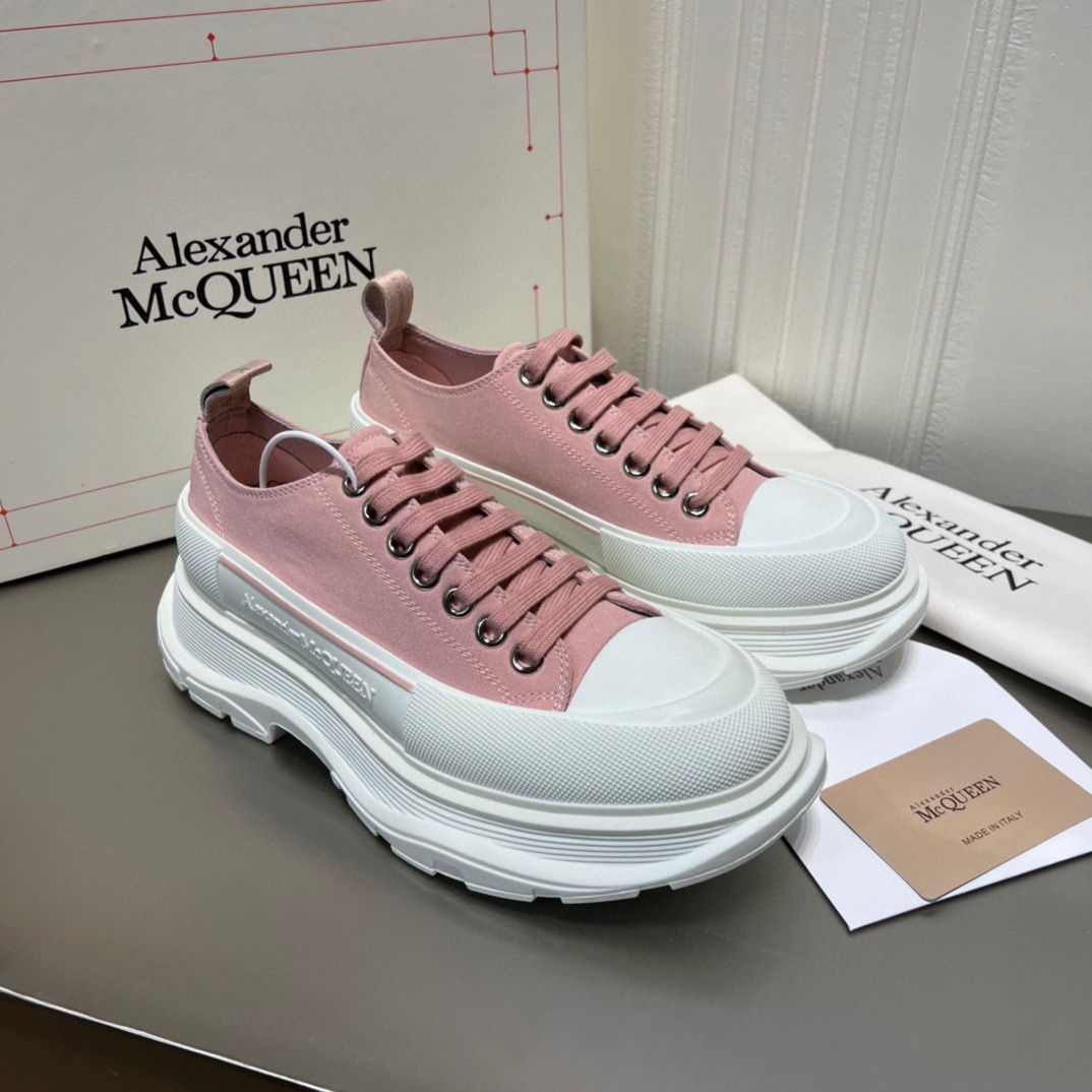 K0 高版本Mc Queen  麦昆 Alexander McQueen 情侣鞋2022ss春款首发‼️正确原版组合大底，秒杀一切市场垃圾版面。鞋子独特的个性增加十足的魅力，上脚超有风范 ⚠鞋面采用定制原版帆布。色泽温润。🔸内里垫脚采用进口山羊皮。柔韧性十足圆头的设计让脚趾得到完全的释放🥰摆脱鞋子原本的压迫感🔸大底采用原版开模，几层大底组合工艺复杂，技术要求精益。超轻超级舒适超下血本的❤️ 🔸 🔸