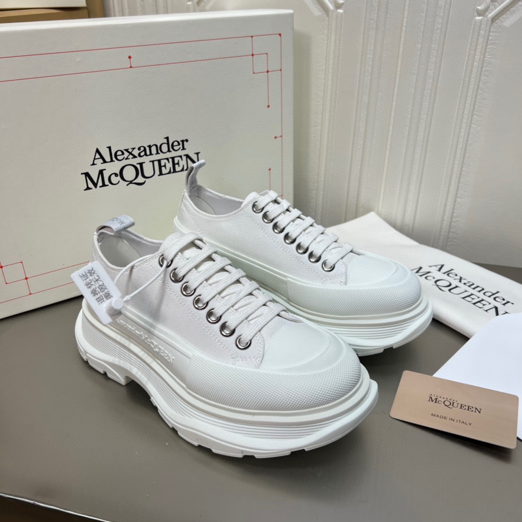 K0 高版本Mc Queen  麦昆 Alexander McQueen 情侣鞋2022ss春款首发‼️正确原版组合大底，秒杀一切市场垃圾版面。鞋子独特的个性增加十足的魅力，上脚超有风范 ⚠鞋面采用定制原版帆布。色泽温润。🔸内里垫脚采用进口山羊皮。柔韧性十足圆头的设计让脚趾得到完全的释放🥰摆脱鞋子原本的压迫感🔸大底采用原版开模，几层大底组合工艺复杂，技术要求精益。超轻超级舒适超下血本的❤️ 🔸 🔸