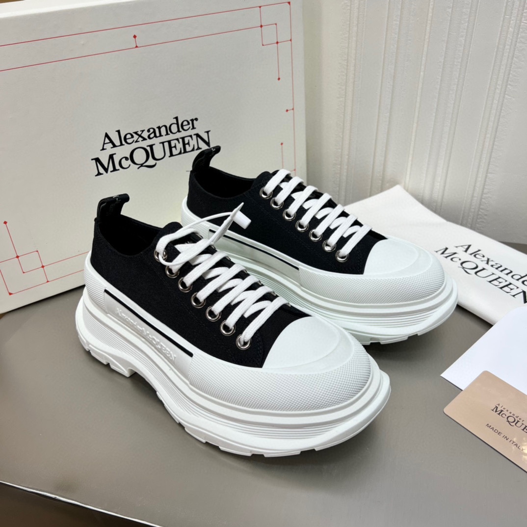 K0 高版本Mc Queen  麦昆 Alexander McQueen 情侣鞋2022ss春款首发‼️正确原版组合大底，秒杀一切市场垃圾版面。鞋子独特的个性增加十足的魅力，上脚超有风范 ⚠鞋面采用定制原版帆布。色泽温润。🔸内里垫脚采用进口山羊皮。柔韧性十足圆头的设计让脚趾得到完全的释放🥰摆脱鞋子原本的压迫感🔸大底采用原版开模，几层大底组合工艺复杂，技术要求精益。超轻超级舒适超下血本的❤️ 🔸 🔸