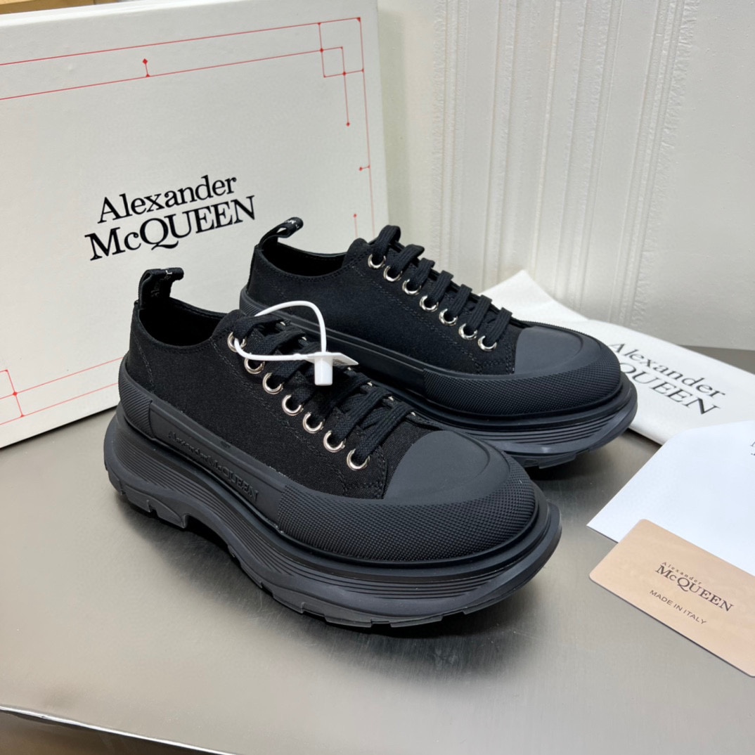 K0 高版本Mc Queen  麦昆 Alexander McQueen 情侣鞋2022ss春款首发‼️正确原版组合大底，秒杀一切市场垃圾版面。鞋子独特的个性增加十足的魅力，上脚超有风范 ⚠鞋面采用定制原版帆布。色泽温润。🔸内里垫脚采用进口山羊皮。柔韧性十足圆头的设计让脚趾得到完全的释放🥰摆脱鞋子原本的压迫感🔸大底采用原版开模，几层大底组合工艺复杂，技术要求精益。超轻超级舒适超下血本的❤️ 🔸 🔸