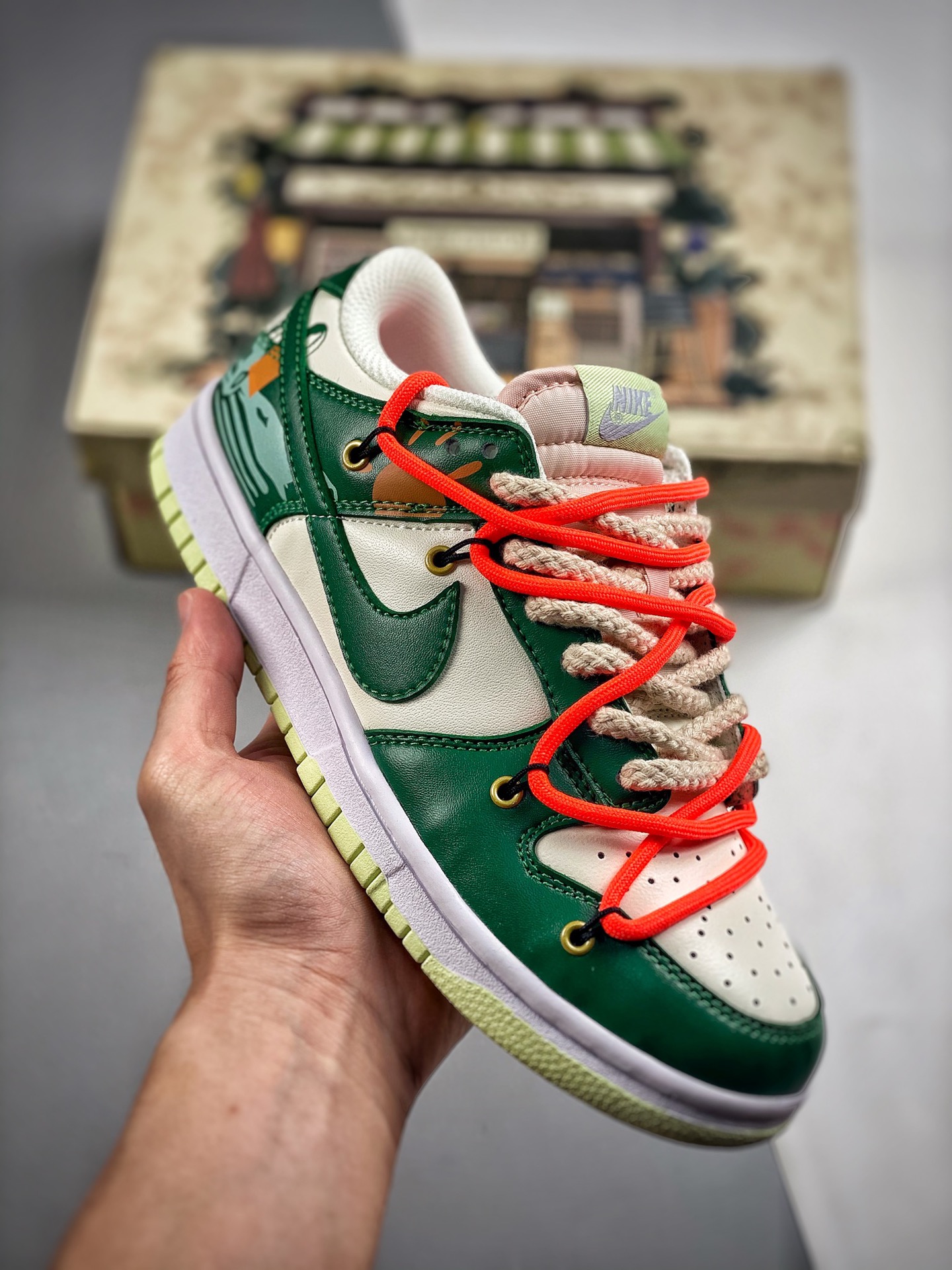 -2 Futura x Nike Dunk Low SB edición conjunta, zapatillas de skate con correas deconstructivas. Este sistema de cordone…