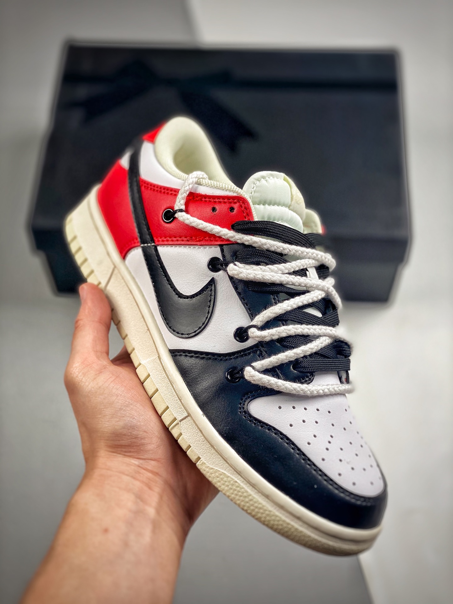 -2 Futura x Nike Dunk Low SB edición conjunta, zapatillas de skate con correas deconstructivas. Este sistema …