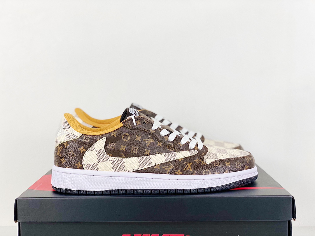 H0 ， 当红嘻哈歌手特拉维斯·斯科特联乘路易威登Louis Vuitton x Travis Scott x Nike Air Jordan 1 Low OG SP”Damier Azur/Brown/LV Monogram”AJ1乔丹一代经典低帮文化百搭休闲运动篮球鞋“TS联名深棕棋盘格子LV倒钩”采用软质牛剖皮革鞋面材质内置气垫及耐磨橡胶大底