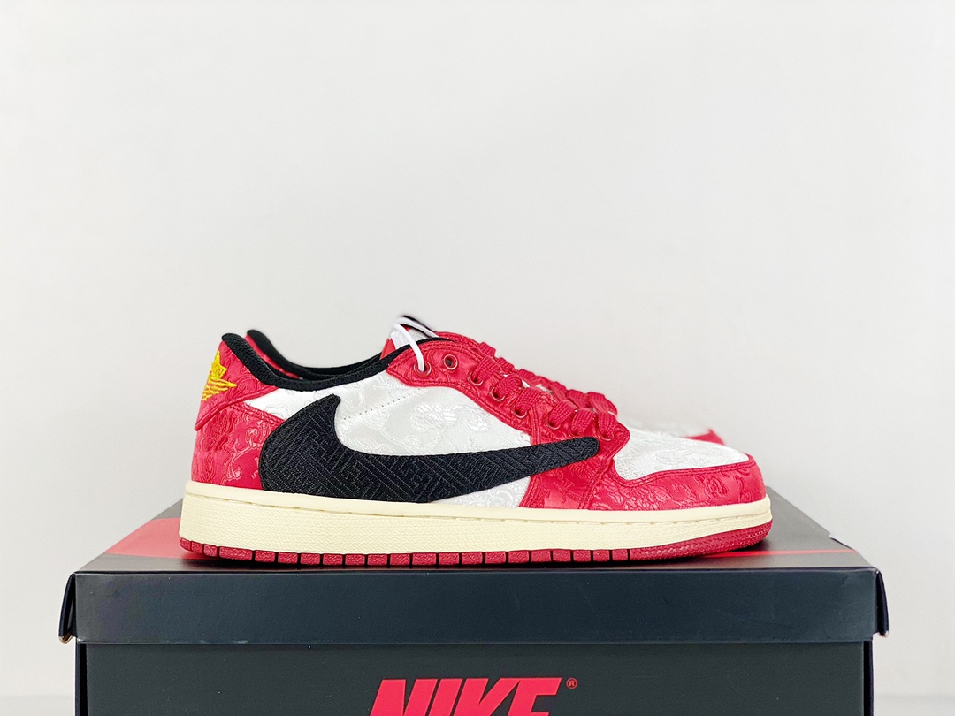 公司级 Air Jordan 1 Retro High OG 倒勾 低帮 AJ1 黑红白丝绸 乔丹1代 aj1 乔1 反向脚趾。亮点之处在于鞋侧的倒置 Swoosh。错版灵感来源于洛杉矶球鞋店铺收到一双特别的错版勾子倒过来，研发出反向勾的设计。