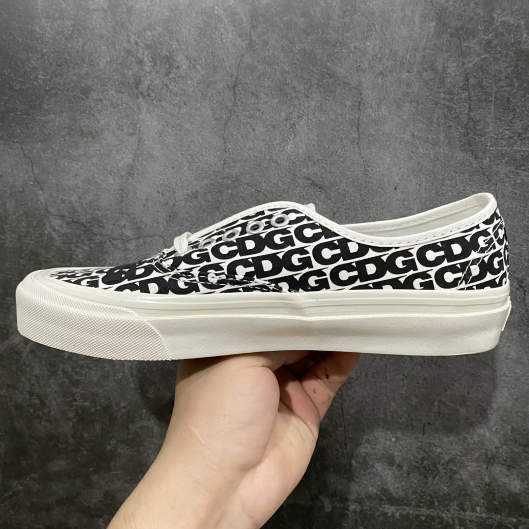 图片[2]-市售最强版本 Comme des Garcons x Vans OG Authentic LX 川久保玲万斯联名限定 满印涂鸦 低帮硫化休闲板鞋 原鞋开发 公司同源整套流水线出货 鞋面字体印花印制45次才最终完美定版 清晰度市面独家 匠心打造 高端零售市场专供 懂货的老铁直接上车 开箱拿在手上一眼就很哇塞的这种 尺码：36 36.5 37 38 38.5 39 40.5 41 42 42.5 43 44 45-选品中心