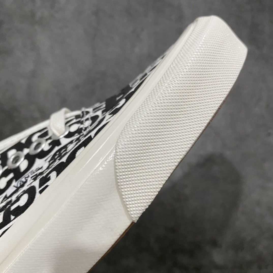 图片[6]-市售最强版本 Comme des Garcons x Vans OG Authentic LX 川久保玲万斯联名限定 满印涂鸦 低帮硫化休闲板鞋 原鞋开发 公司同源整套流水线出货 鞋面字体印花印制45次才最终完美定版 清晰度市面独家 匠心打造 高端零售市场专供 懂货的老铁直接上车 开箱拿在手上一眼就很哇塞的这种 尺码：36 36.5 37 38 38.5 39 40.5 41 42 42.5 43 44 45-选品中心