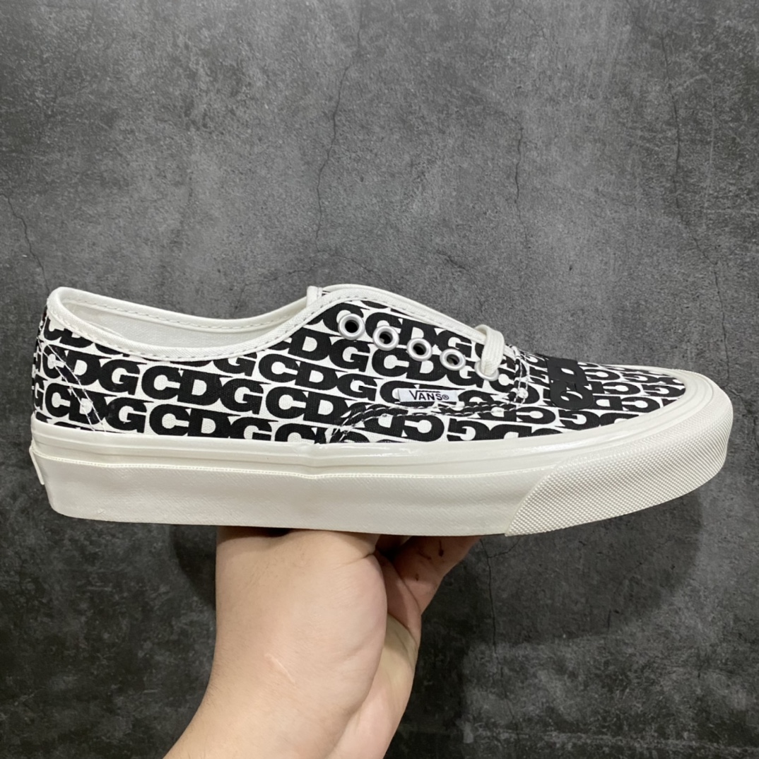 市售最强版本 Comme des Garcons x Vans OG Authentic LX 川久保玲万斯联名限定 满印涂鸦 低帮硫化休闲板鞋 原鞋开发 公司同源整套流水线出货 鞋面字体印花印制45次才最终完美定版 清晰度市面独家 匠心打造 高端零售市场专供 懂货的老铁直接上车 开箱拿在手上一眼就很哇塞的这种 尺码:36 36.5 37 38 38.5 39 40.5 41 42 42.5 43 44 45-选品中心