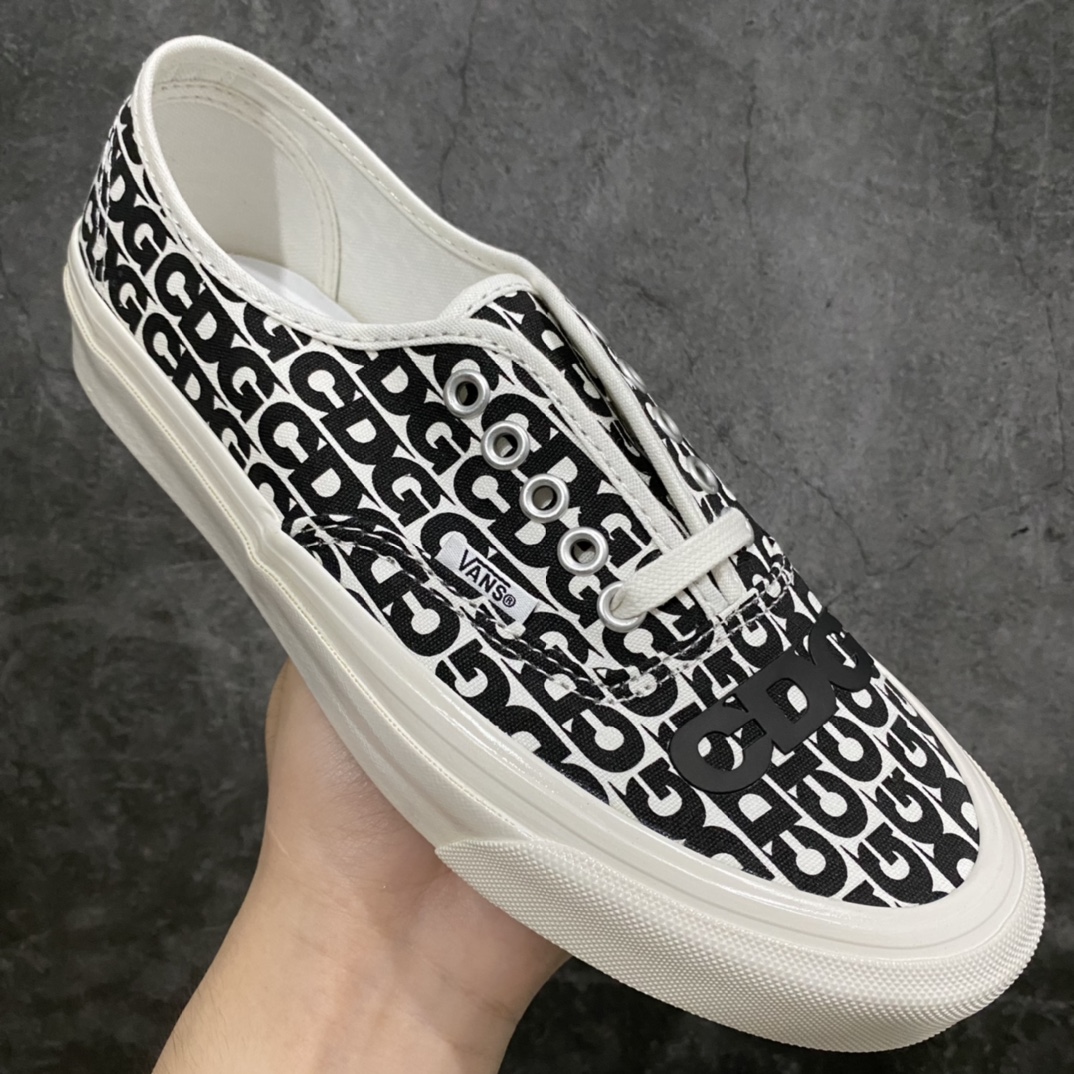 图片[3]-市售最强版本 Comme des Garcons x Vans OG Authentic LX 川久保玲万斯联名限定 满印涂鸦 低帮硫化休闲板鞋 原鞋开发 公司同源整套流水线出货 鞋面字体印花印制45次才最终完美定版 清晰度市面独家 匠心打造 高端零售市场专供 懂货的老铁直接上车 开箱拿在手上一眼就很哇塞的这种 尺码：36 36.5 37 38 38.5 39 40.5 41 42 42.5 43 44 45-选品中心