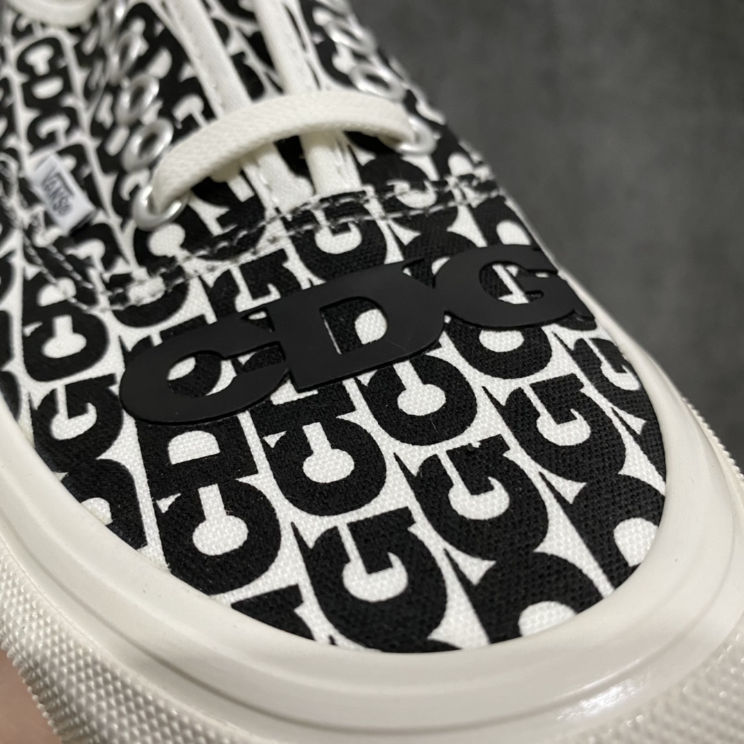 图片[2]-市售最强版本 Comme des Garcons x Vans OG Authentic LX 川久保玲万斯联名限定 满印涂鸦 低帮硫化休闲板鞋 原鞋开发 公司同源整套流水线出货 鞋面字体印花印制45次才最终完美定版 清晰度市面独家 匠心打造 高端零售市场专供 懂货的老铁直接上车 开箱拿在手上一眼就很哇塞的这种 尺码：36 36.5 37 38 38.5 39 40.5 41 42 42.5 43 44 45-选品中心