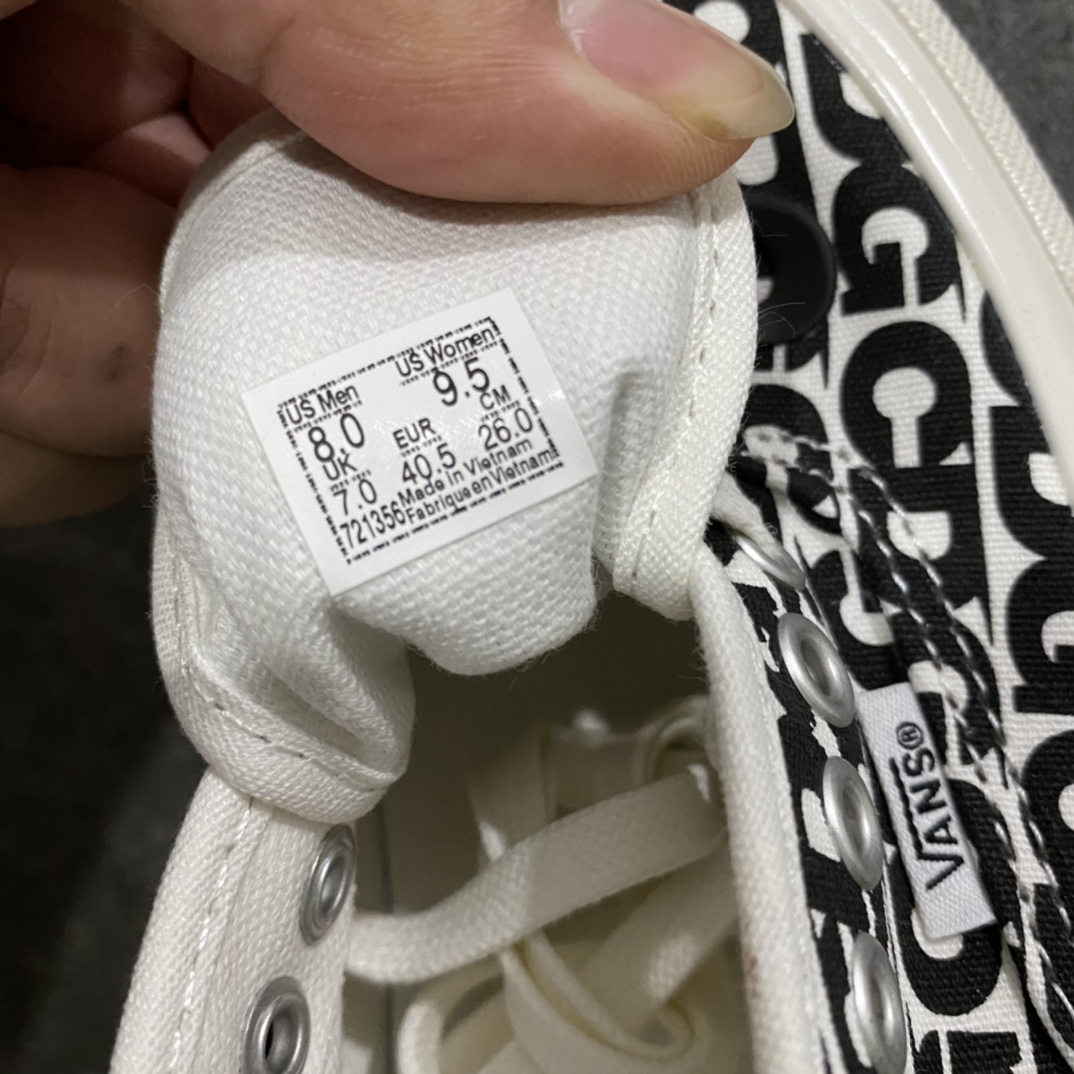 图片[3]-市售最强版本 Comme des Garcons x Vans OG Authentic LX 川久保玲万斯联名限定 满印涂鸦 低帮硫化休闲板鞋 原鞋开发 公司同源整套流水线出货 鞋面字体印花印制45次才最终完美定版 清晰度市面独家 匠心打造 高端零售市场专供 懂货的老铁直接上车 开箱拿在手上一眼就很哇塞的这种 尺码：36 36.5 37 38 38.5 39 40.5 41 42 42.5 43 44 45-选品中心